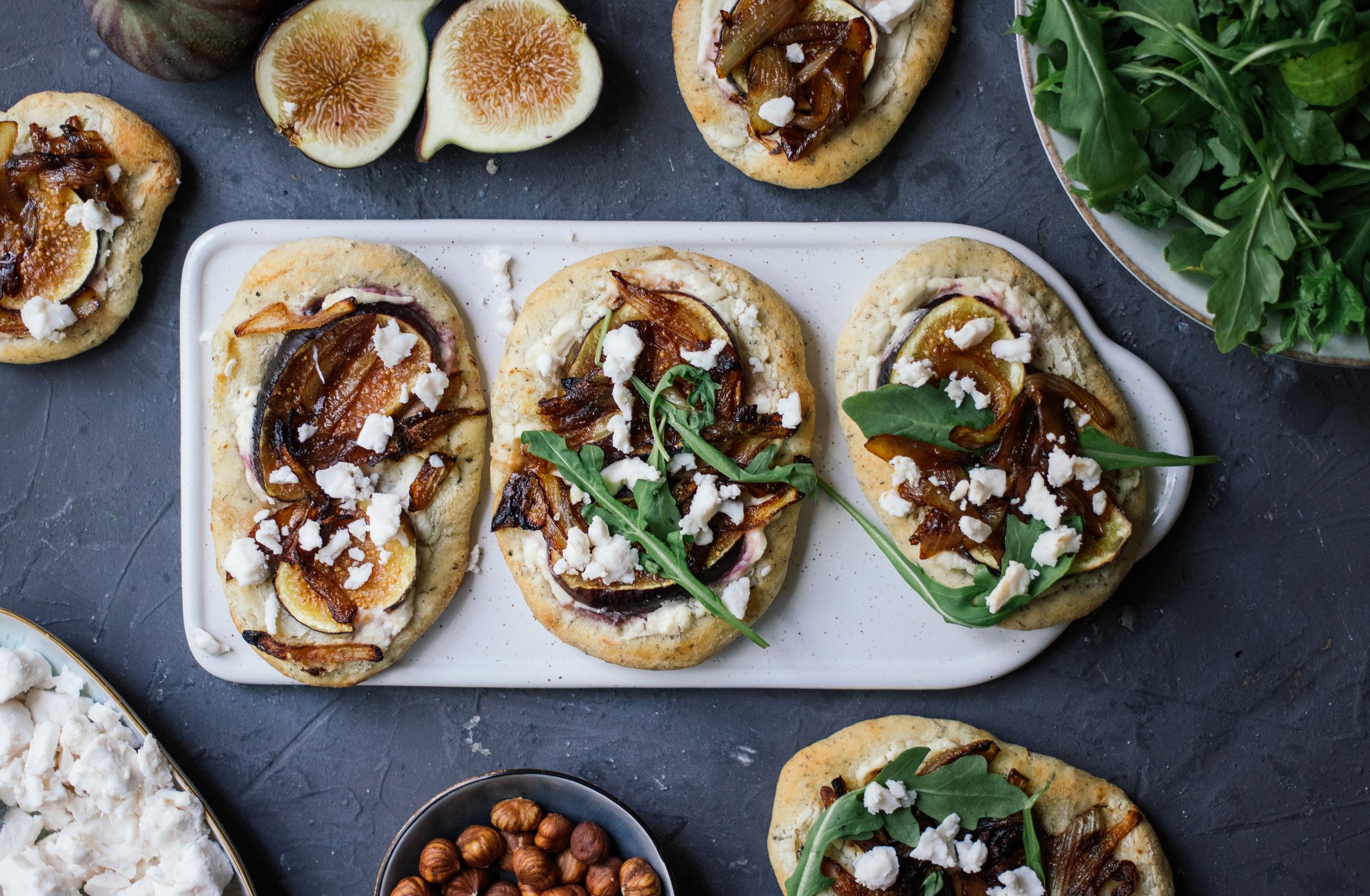 Vegane Flatbread Minipizza mit Feigen und Balsamico-Zwiebeln serviert