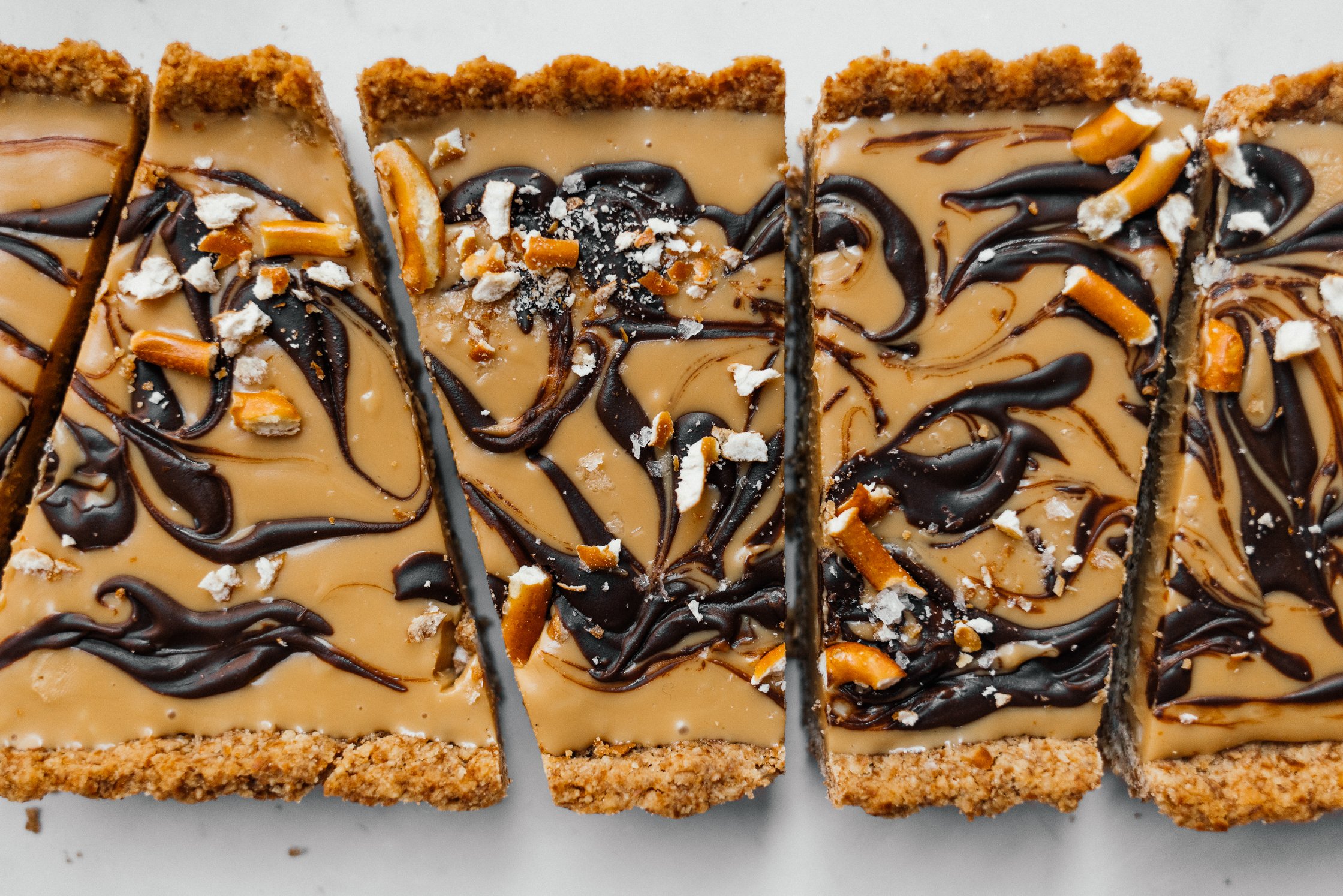 Vegane Brezel-Schokoladen-Tarte geschnitten