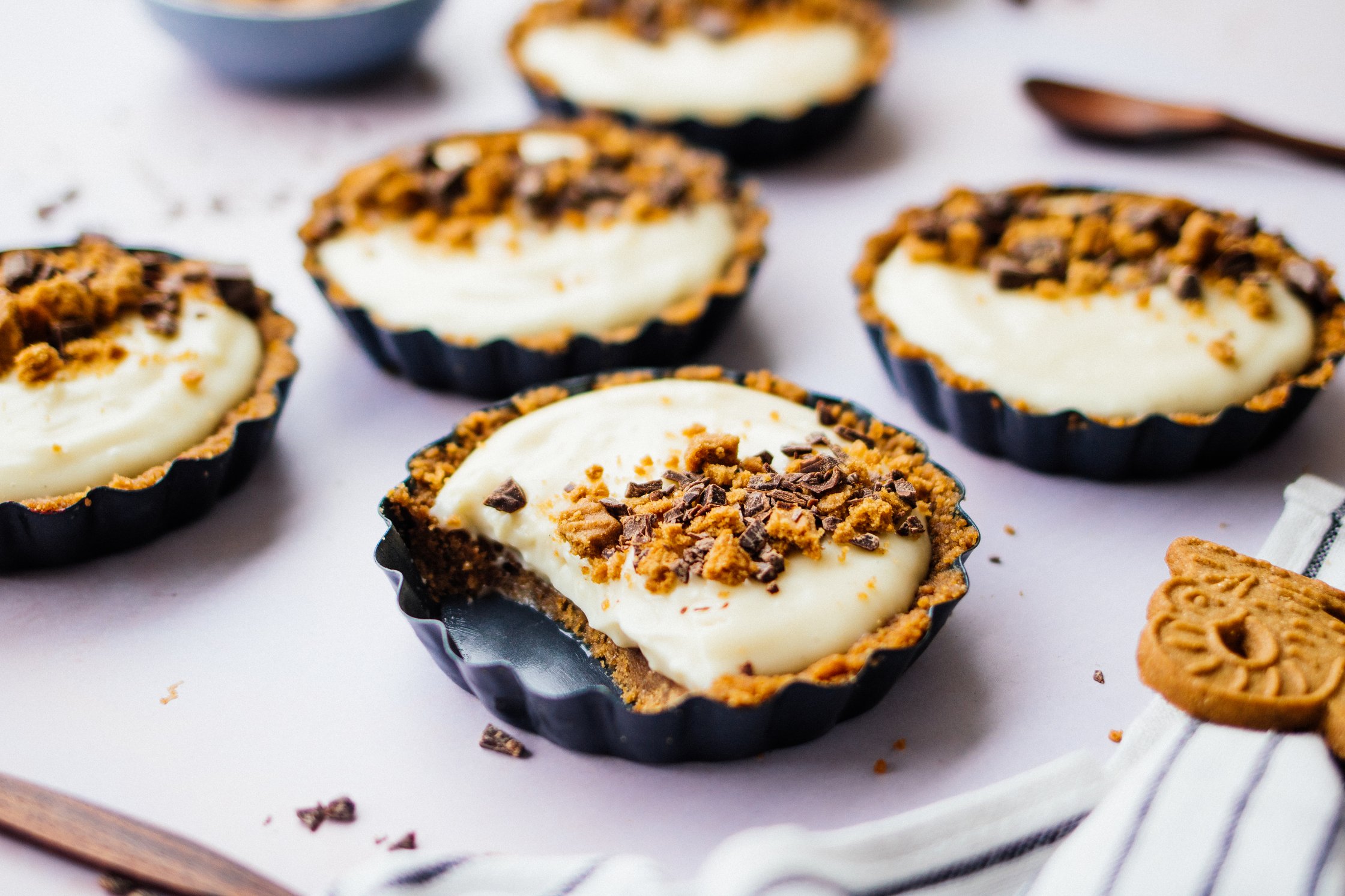 vegane Spekulatius-Tarts mit Schokolade und Vanillecreme