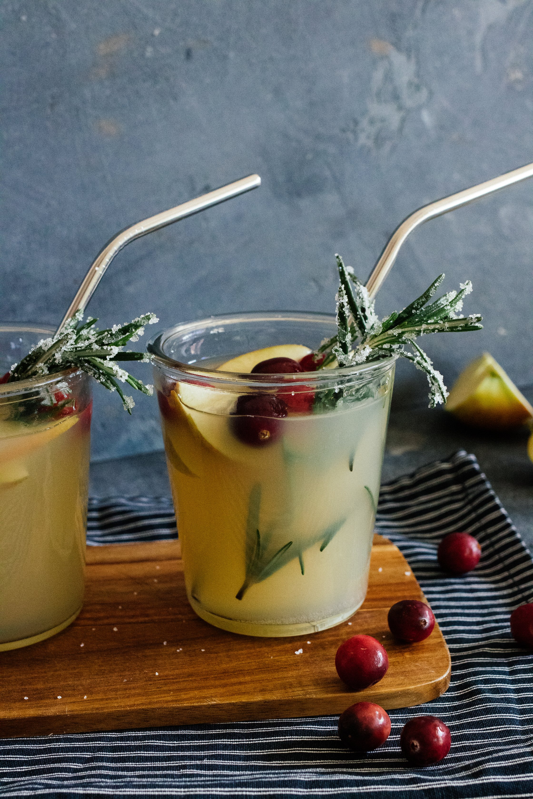 Glas mit Wodka, Apfelsaft und Rosmarin