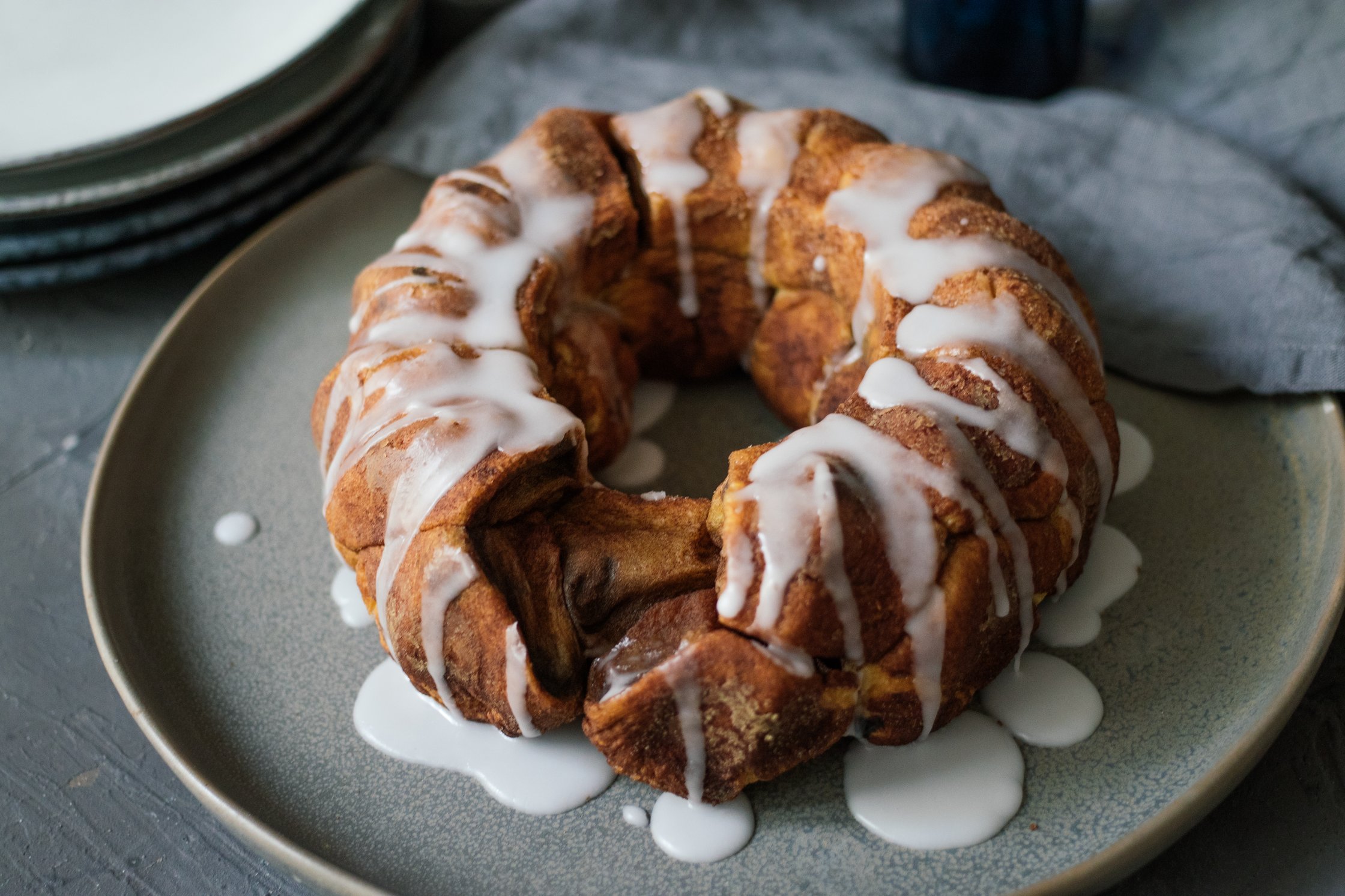 Veganes Croissant Monkeybread mit Schokoladenfüllung auf einer kuchenplatte