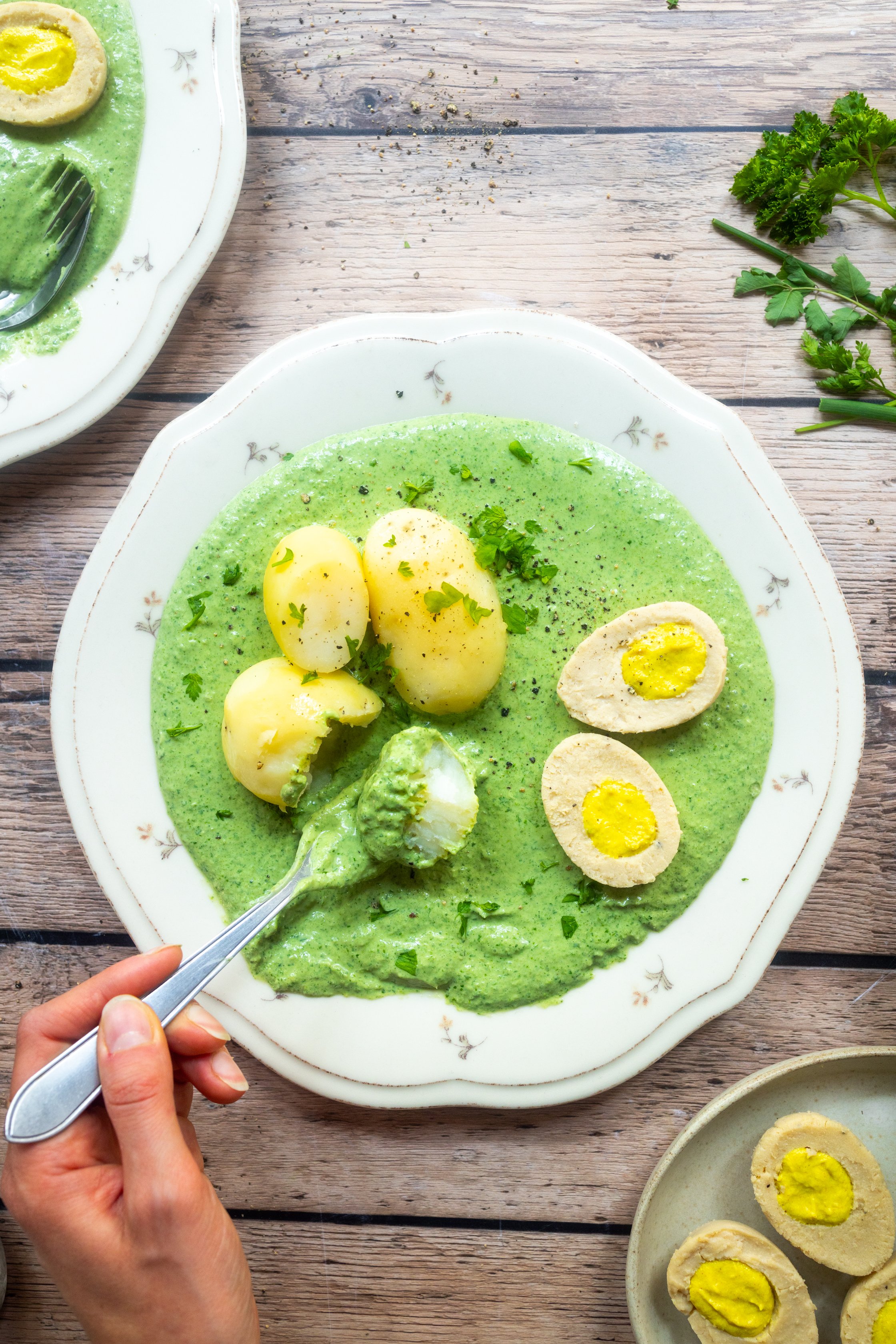 Vegane Grüne Soße mit Kartoffeln und veganen Eier