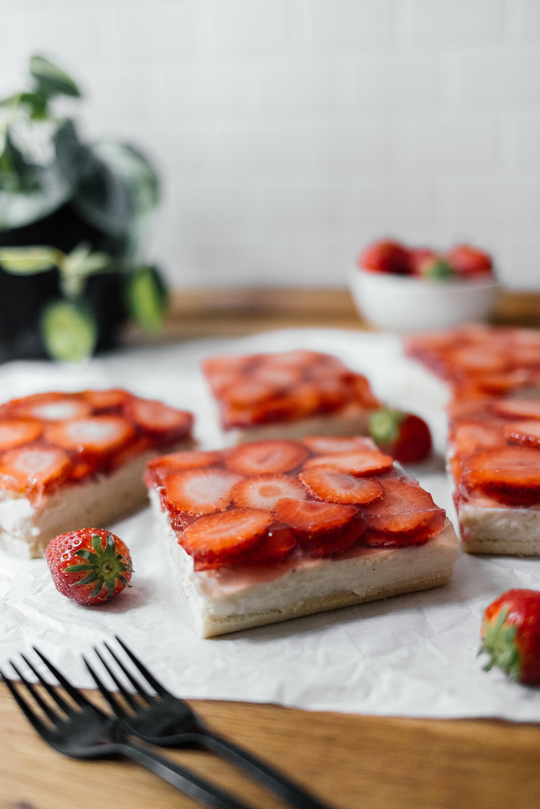 veganer Erdbeerkuchen vom Blech mit Vanillecreme in Stücke geschnitten