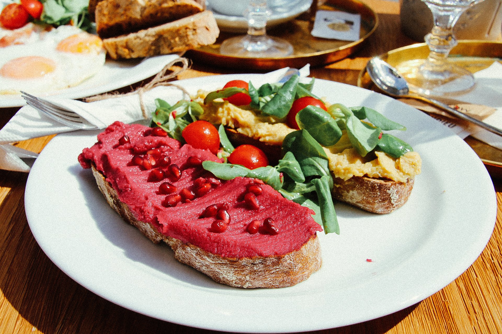 Two bread slices on a plate