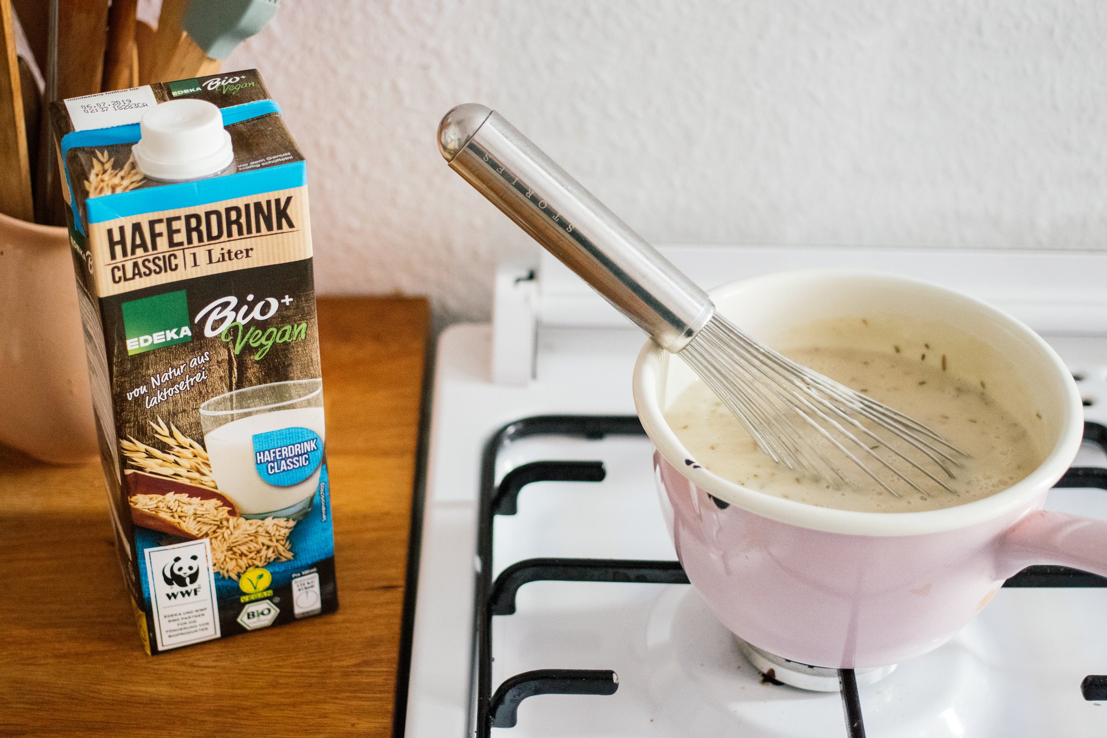 zubereitung von veganer soße für das kartoffelgratin