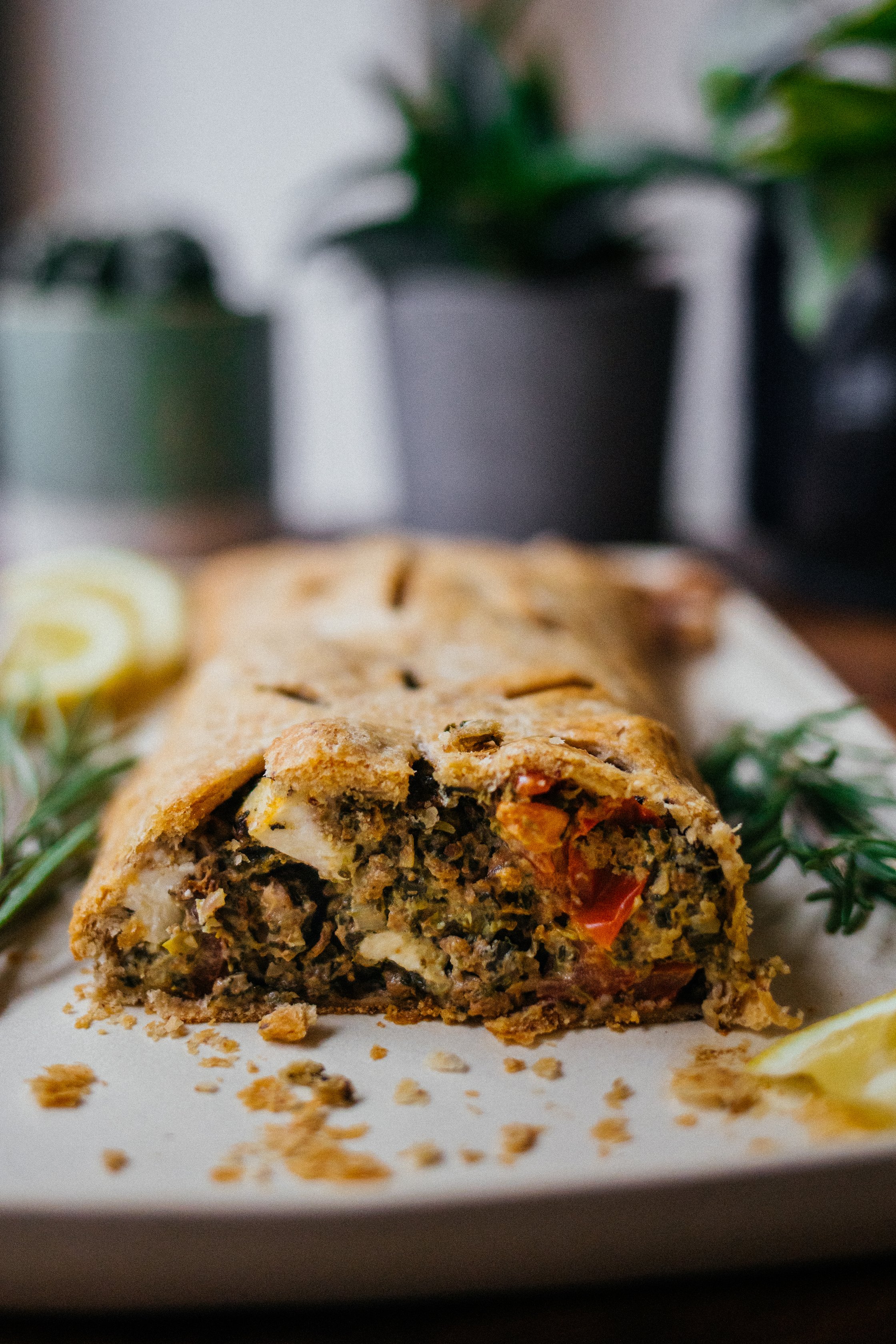 Veganer Gemüsestrudel mit pflanzlichem Hack und Feta.