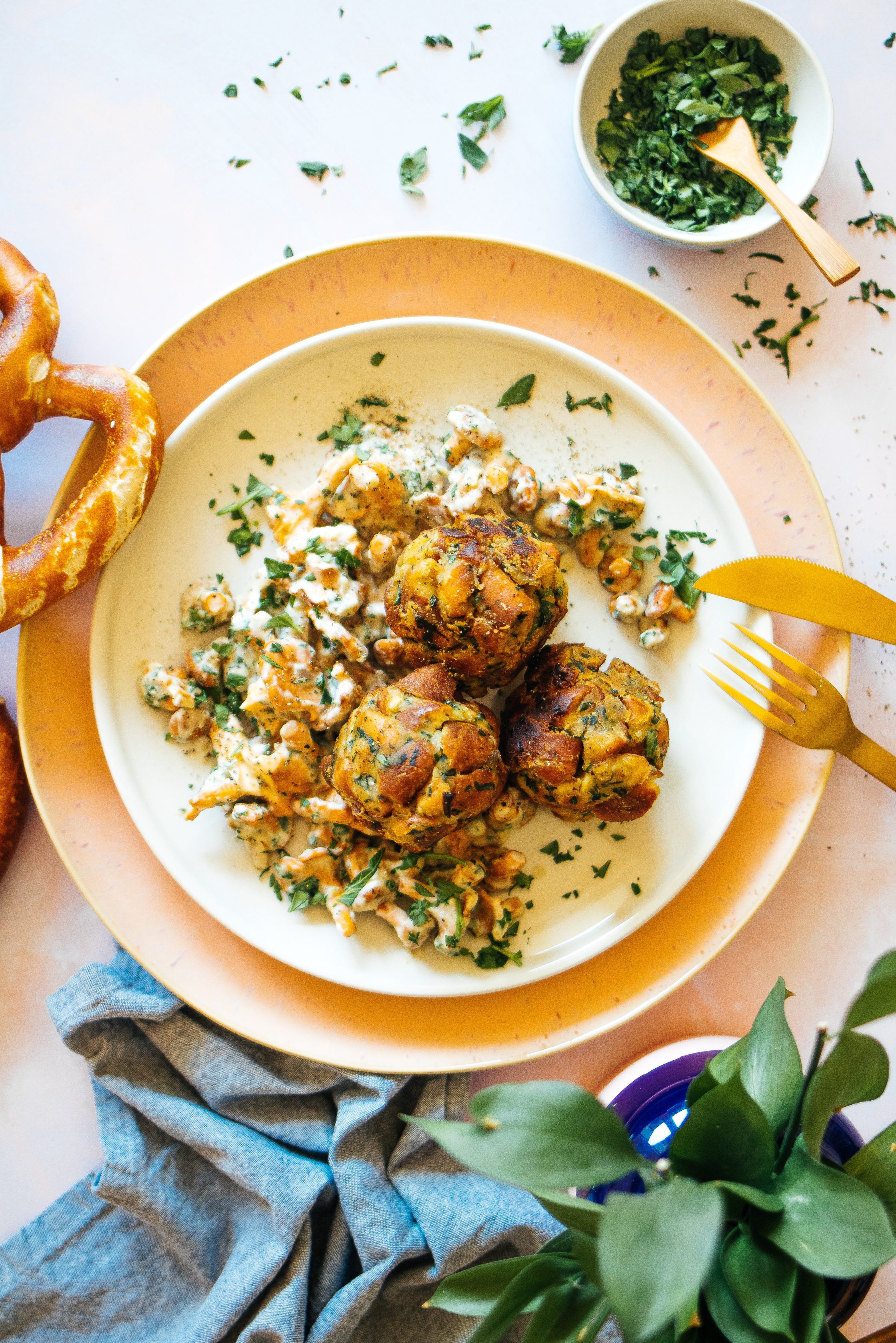 vegane Bretzelknödel auf Pfifferlingsragout