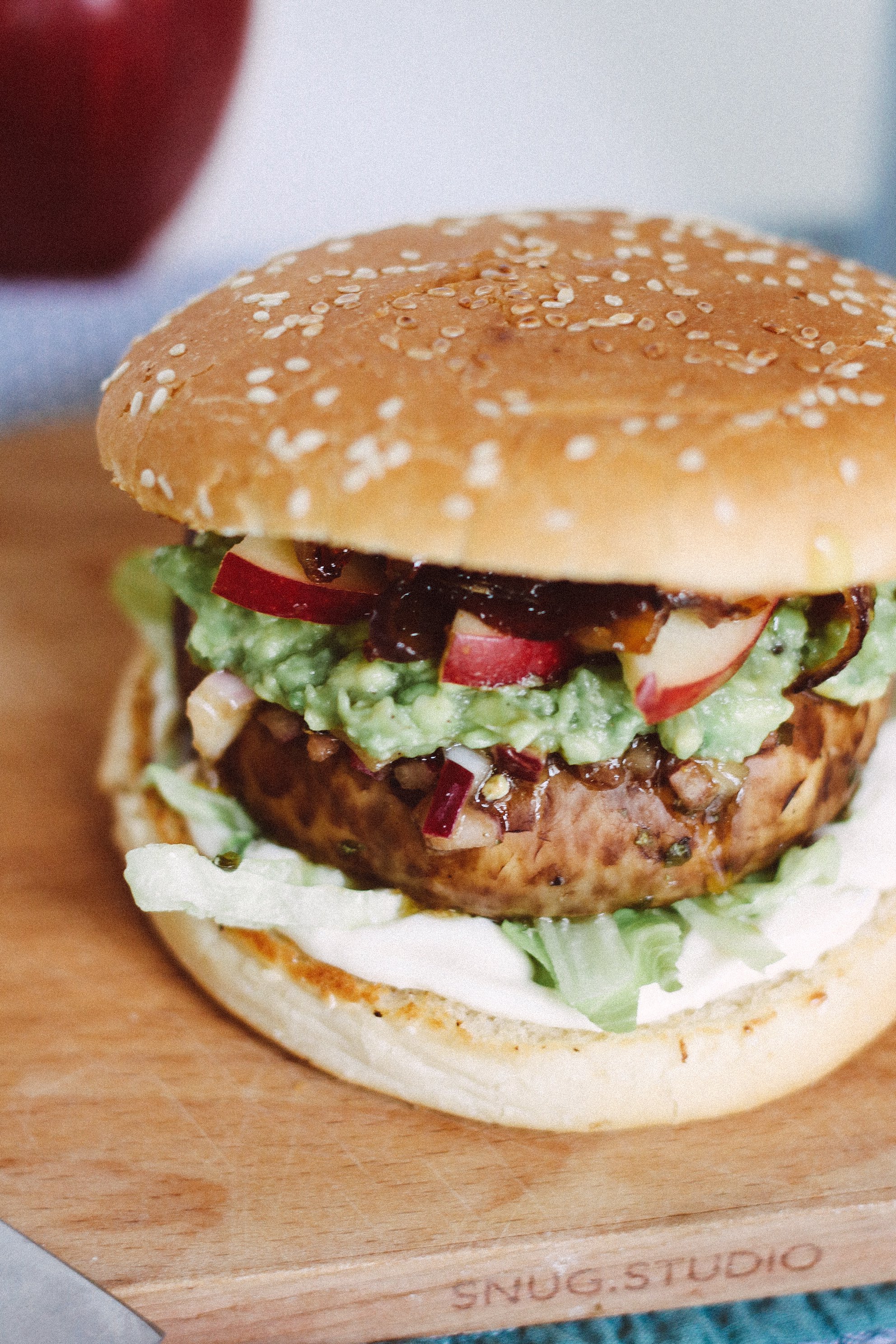 portobello burger fertig auf einem schneidebrett