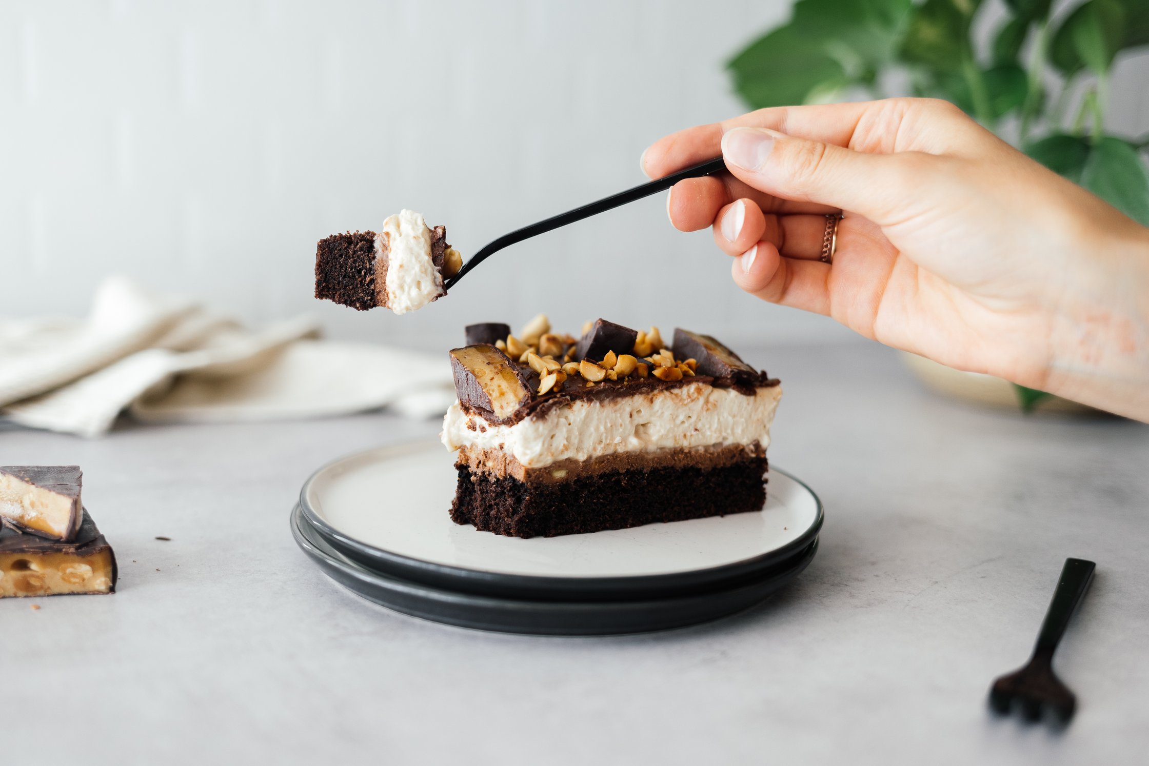ein Stück vegane Snickers-Torte