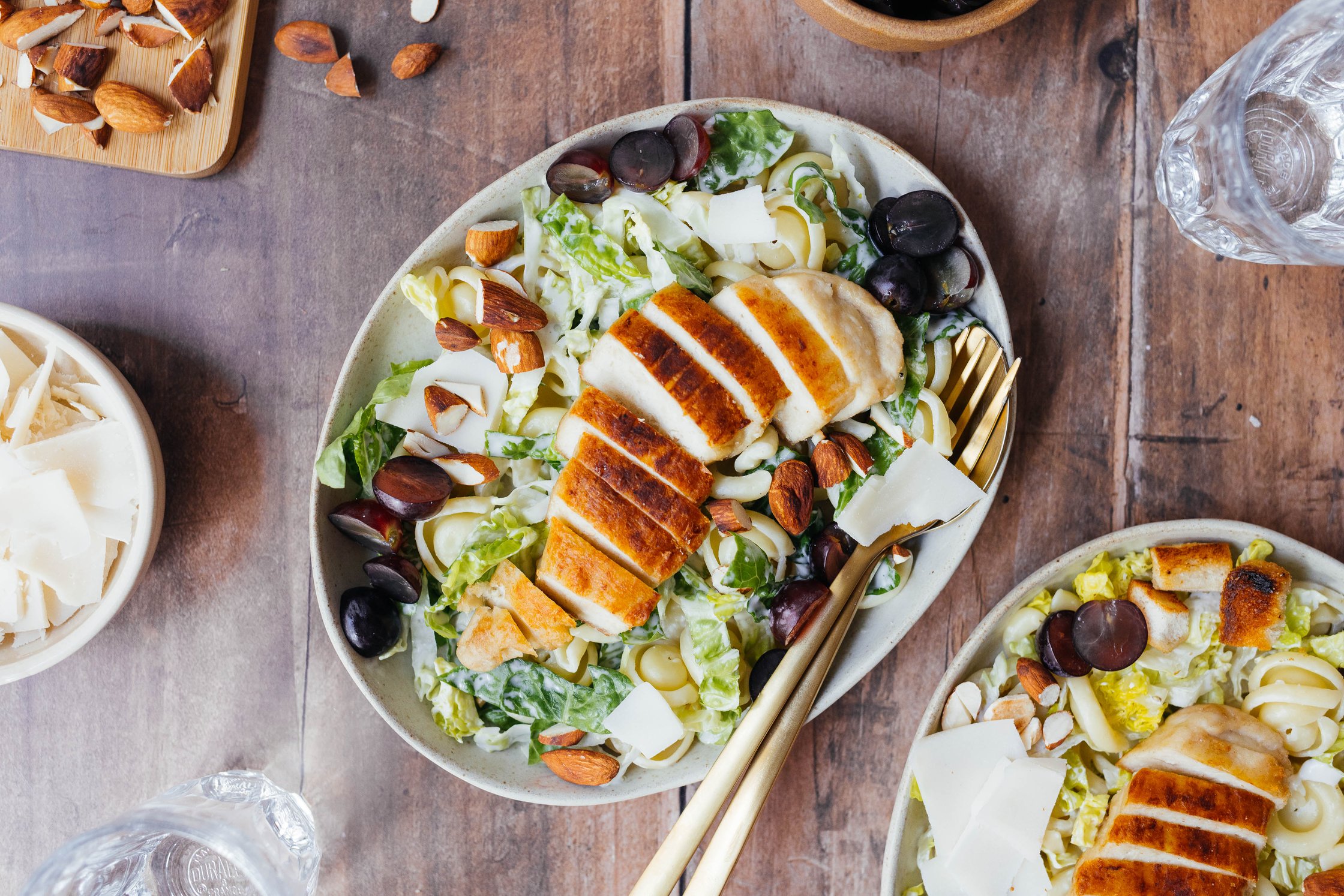 vegane Caesar Salad Pasta auf einem Teller