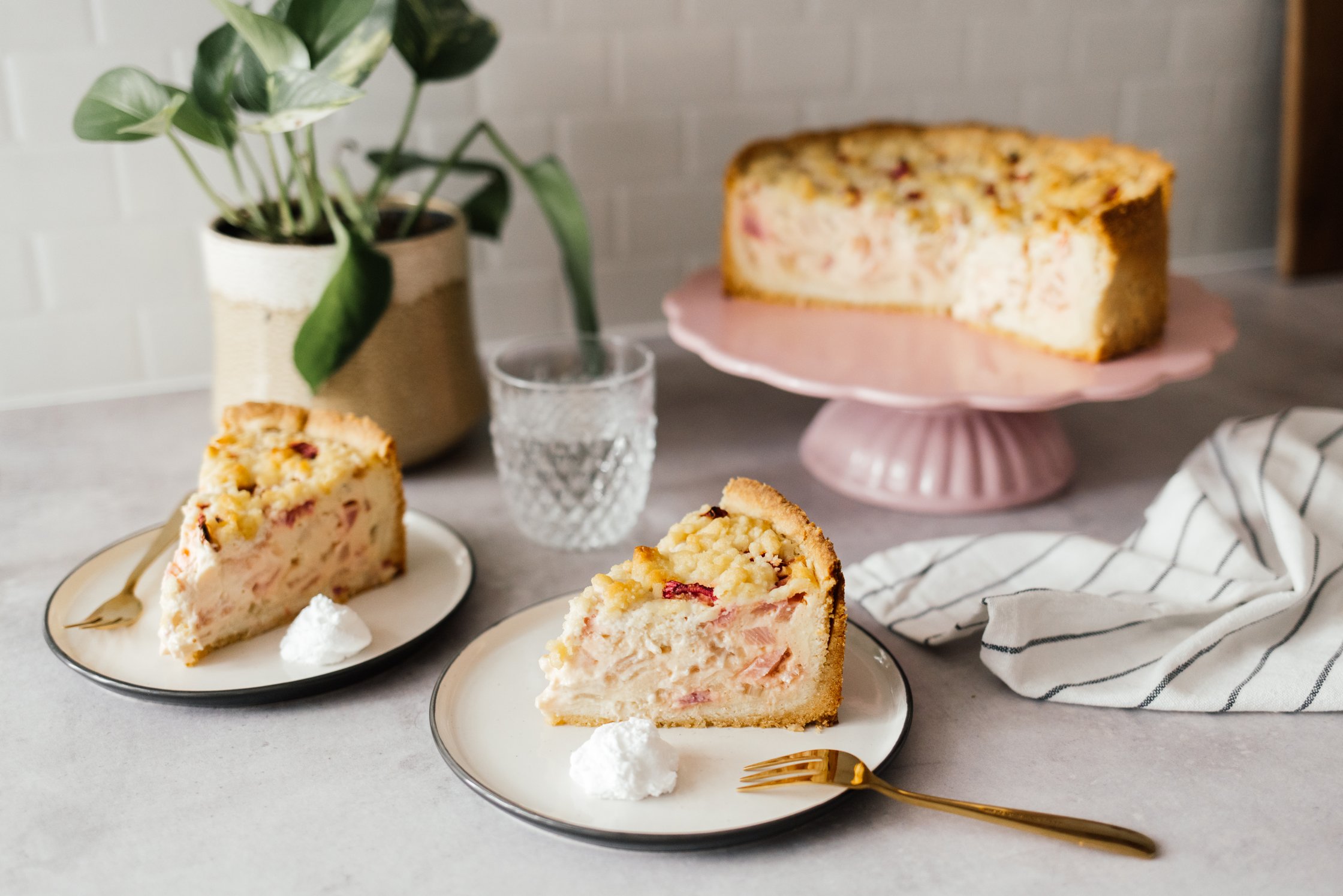 veganer Rhabarber-Quark-Streuselkuchen auf Tellern angerichtet