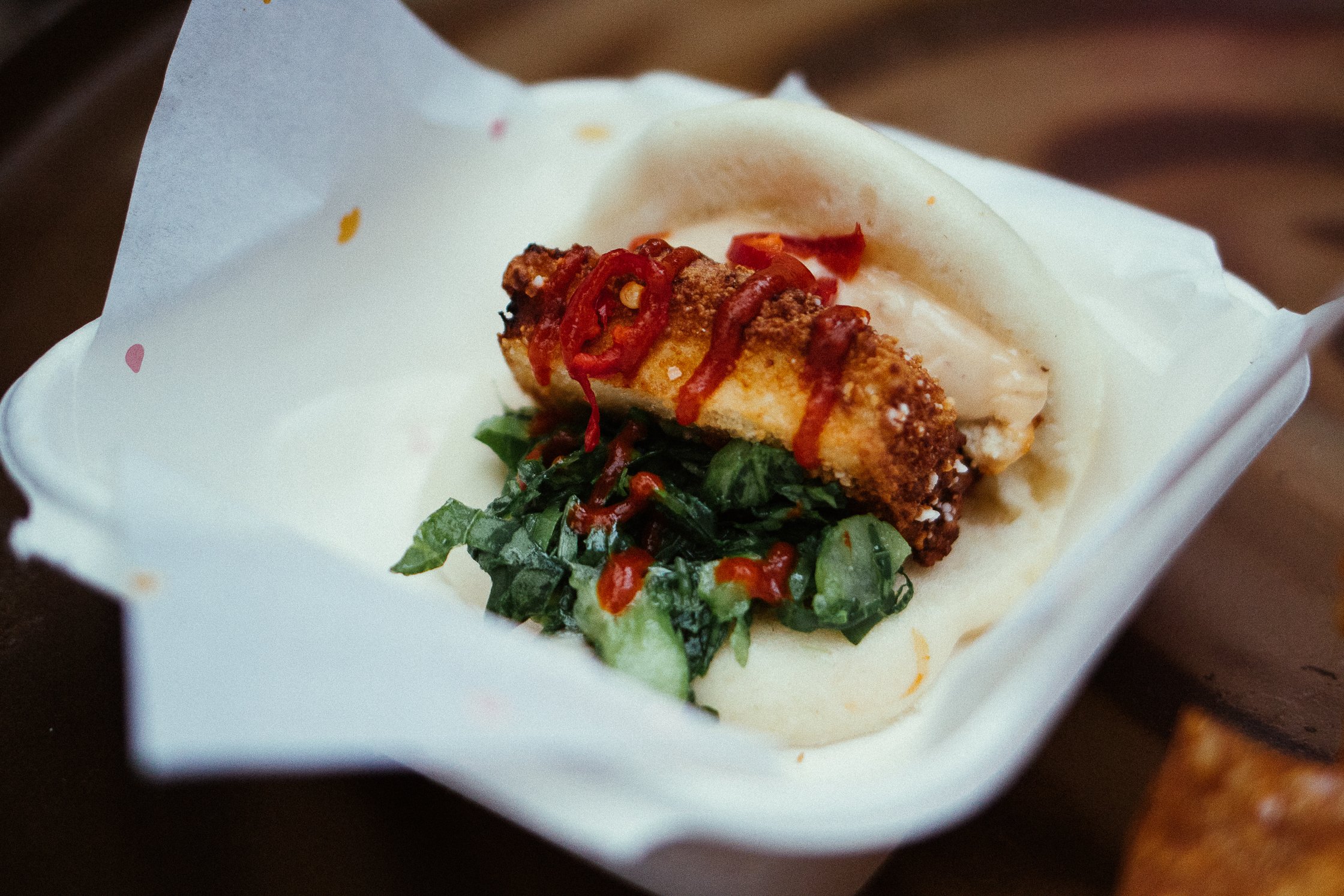 ein Bun Bao Burger mit Sriracha