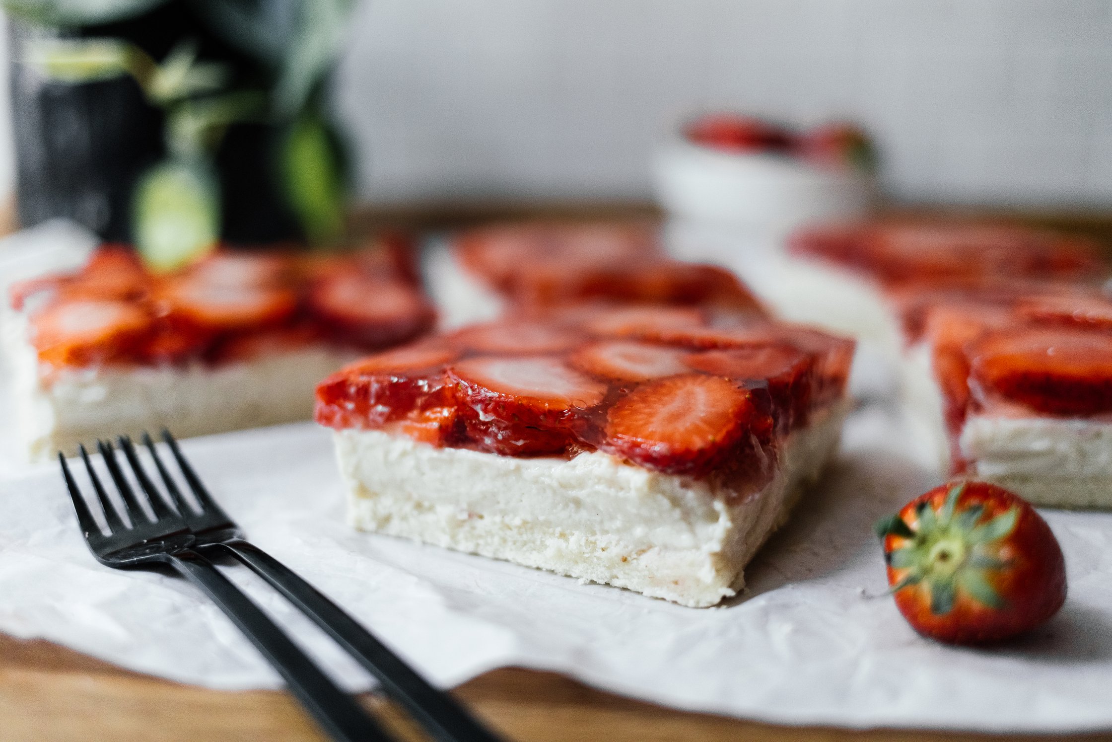 ein Stück veganer Erdbeerkuchen vom Blech mit Vanillecreme