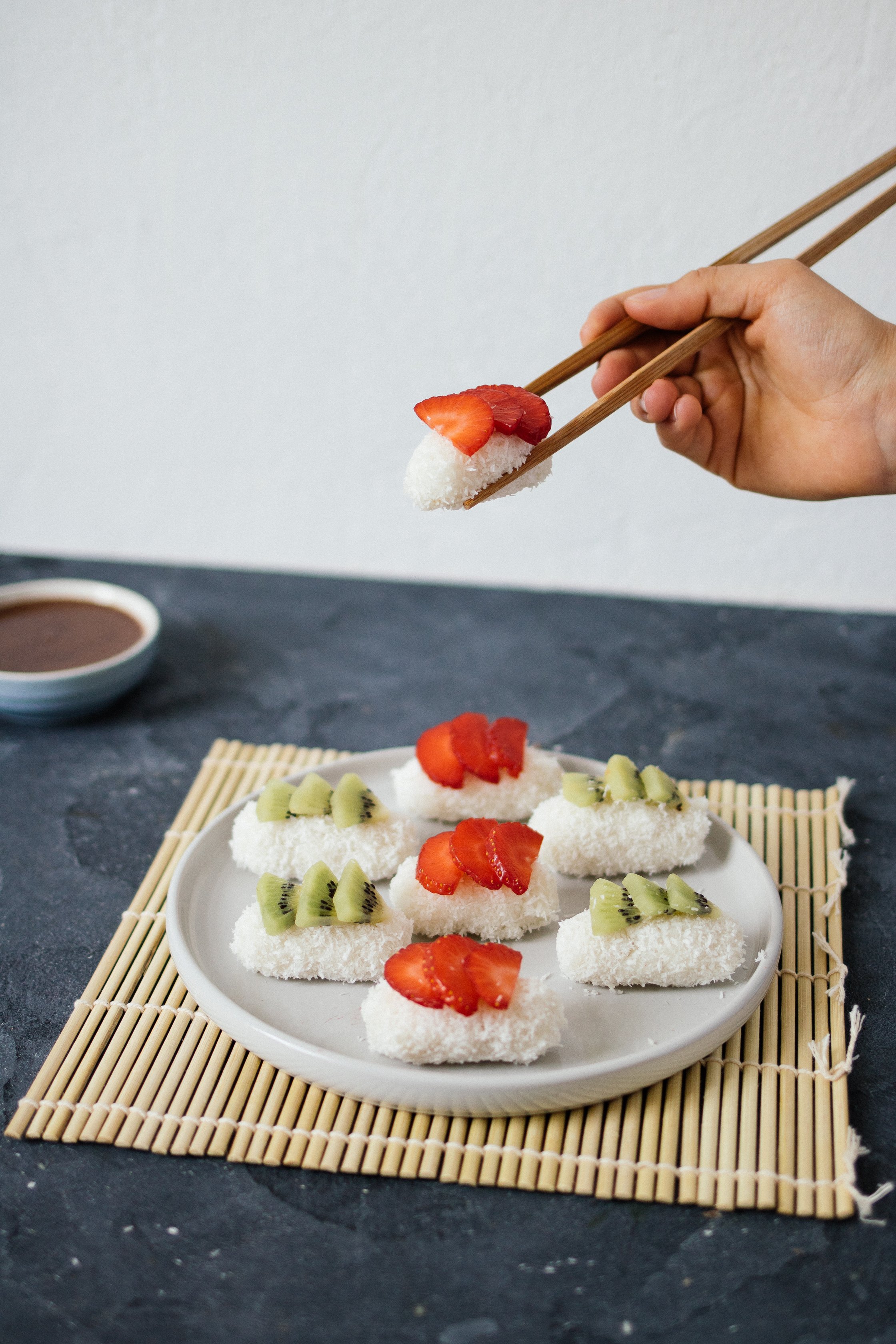 Nigiri wird mit Stäbchen gehalten