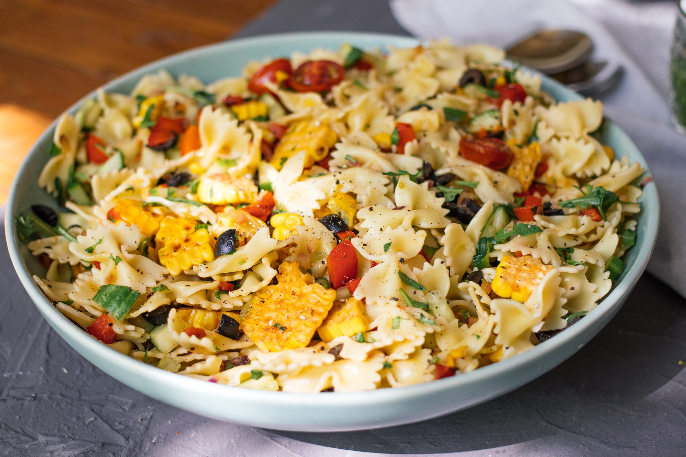 veganer nudelsalat in einer großen schüssel