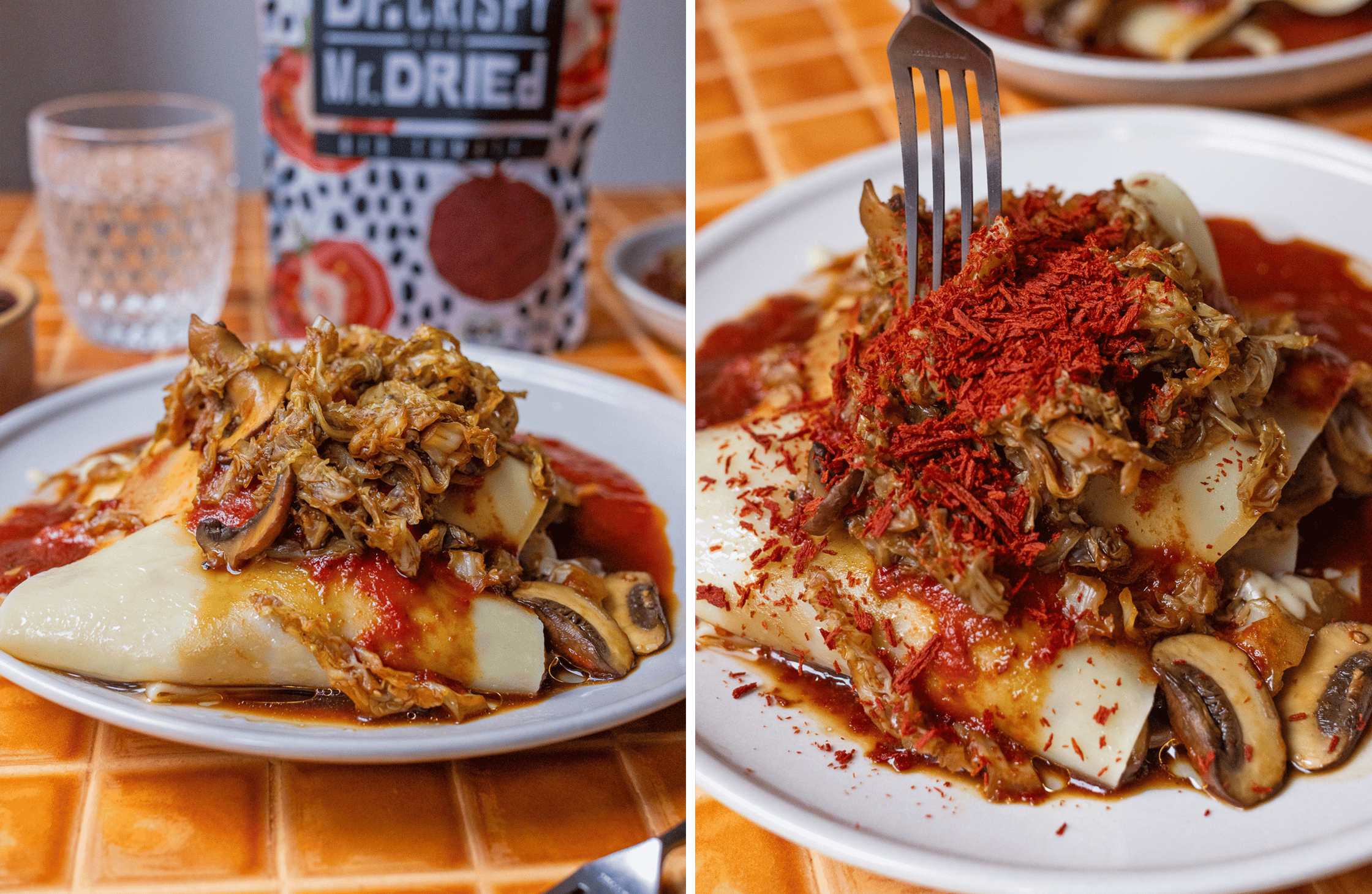 Vegane Open Lasagne mit Tomatensoße, Wirsing und Pilzen auf einem weißen Teller – im Hintergrund ein weiterer Teller und Cran