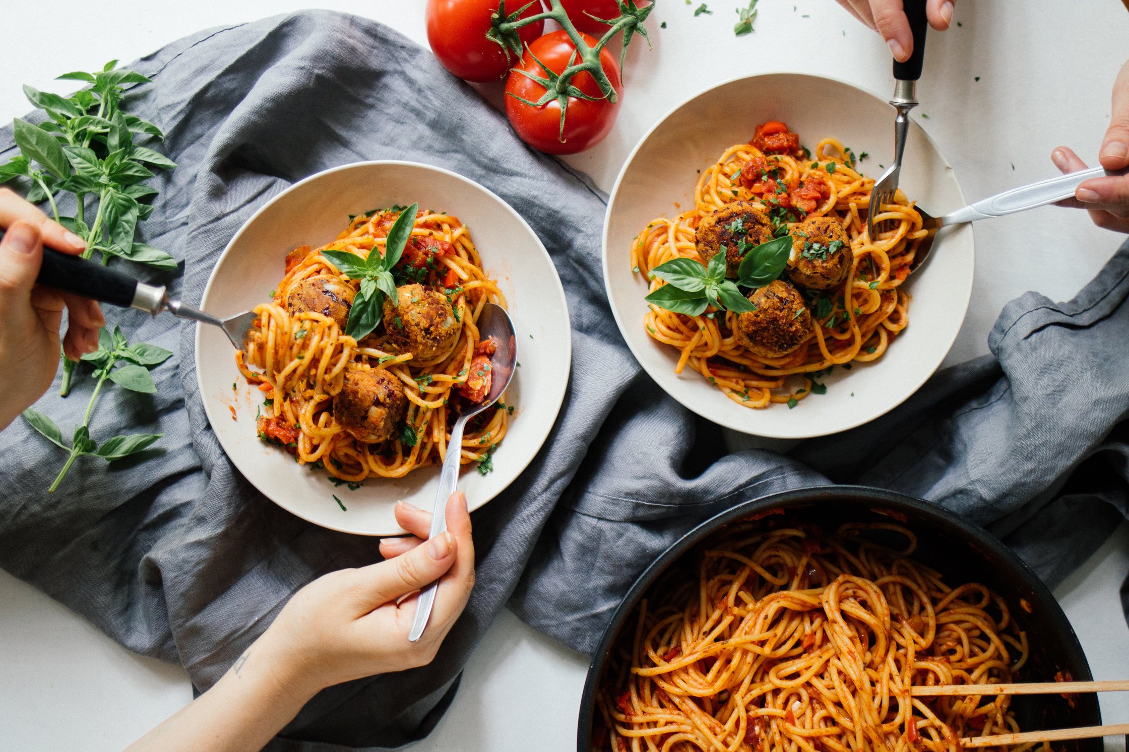 zwei Personen essen Spaghetti Polpetto