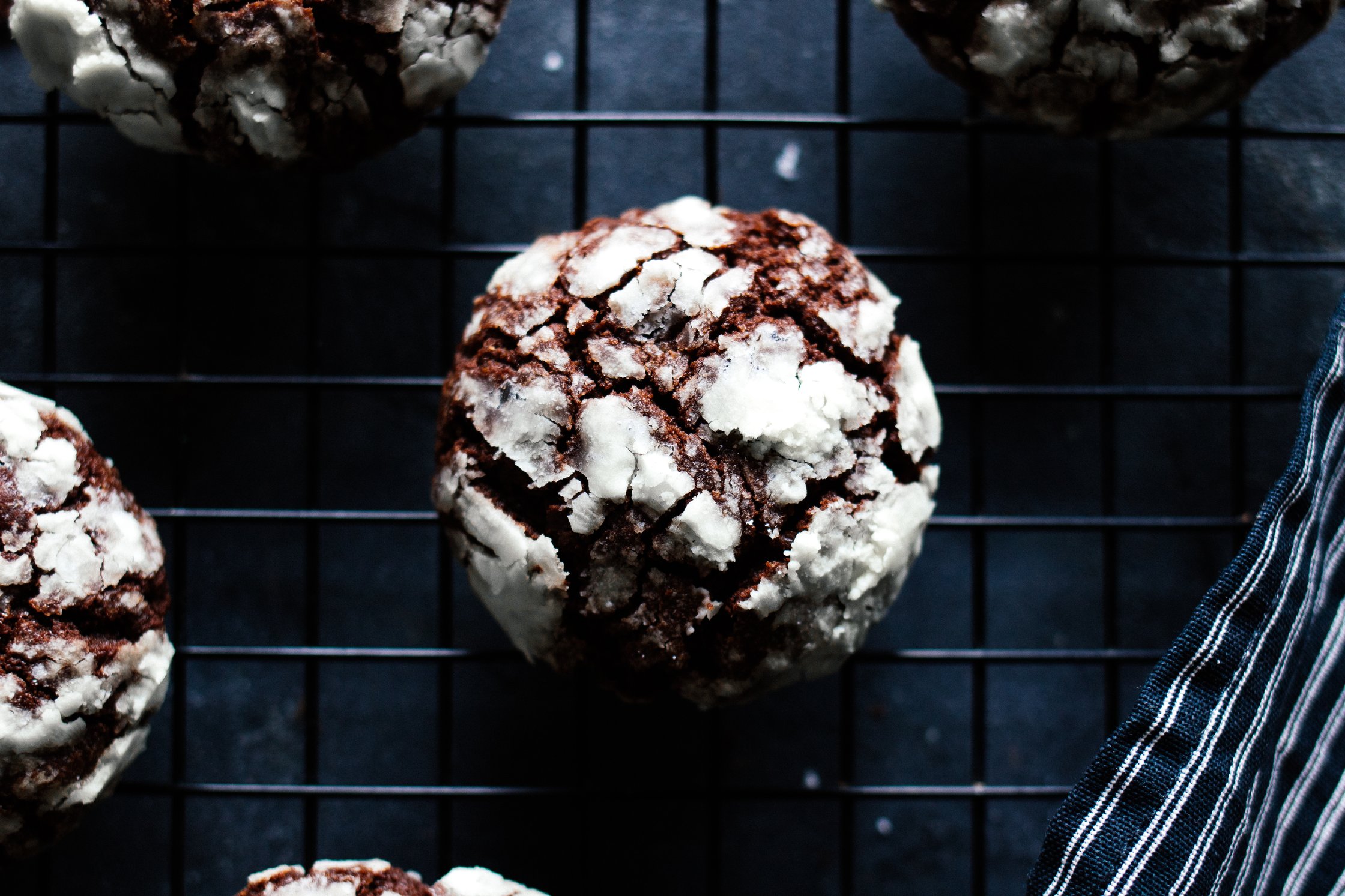 vegan crincle cookies with powdered sugar