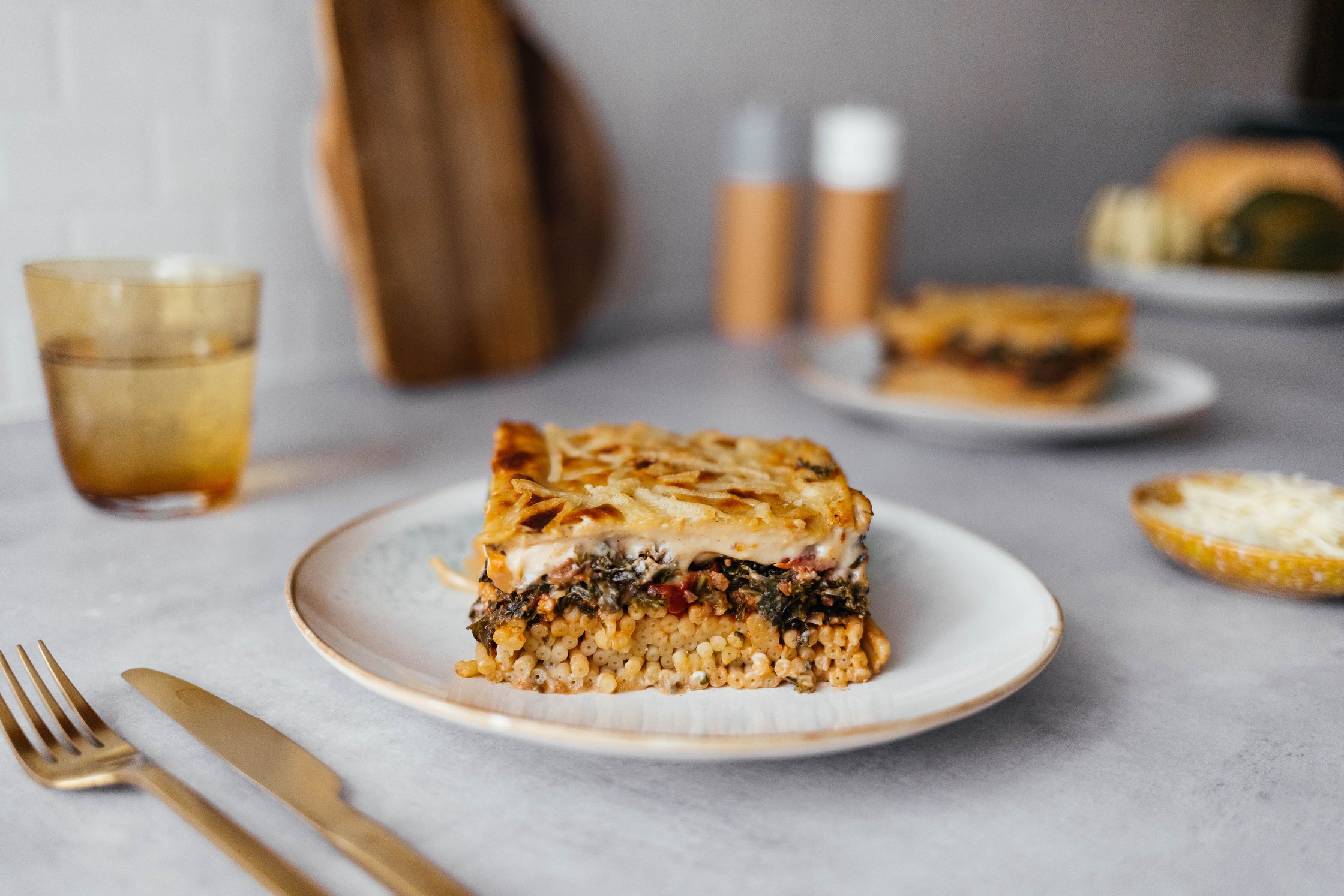 ein Stück Greek Pasta Casserole mit Grünkohl