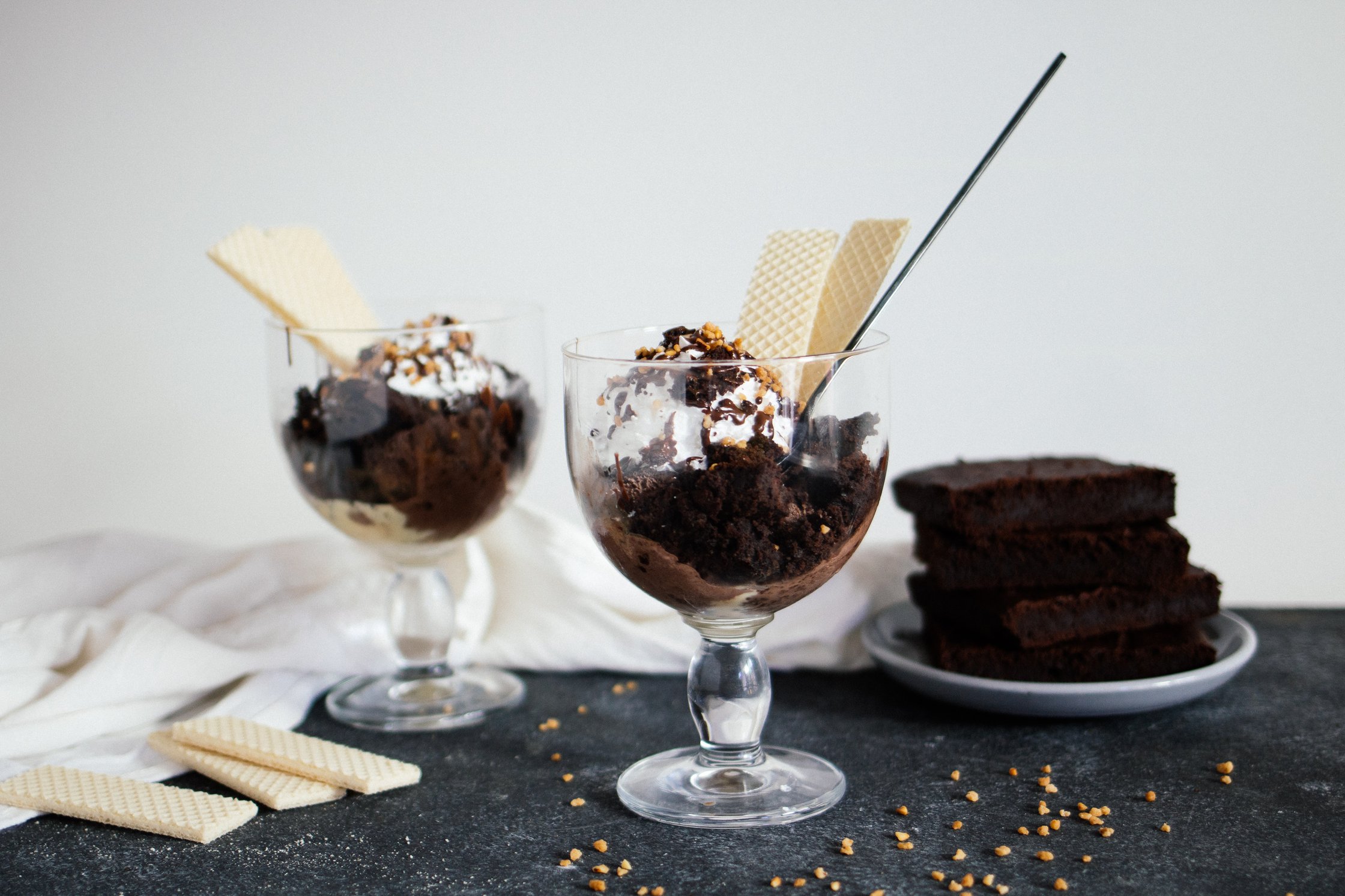 Veganer Eisbecher mit Schokoladen-Brownies