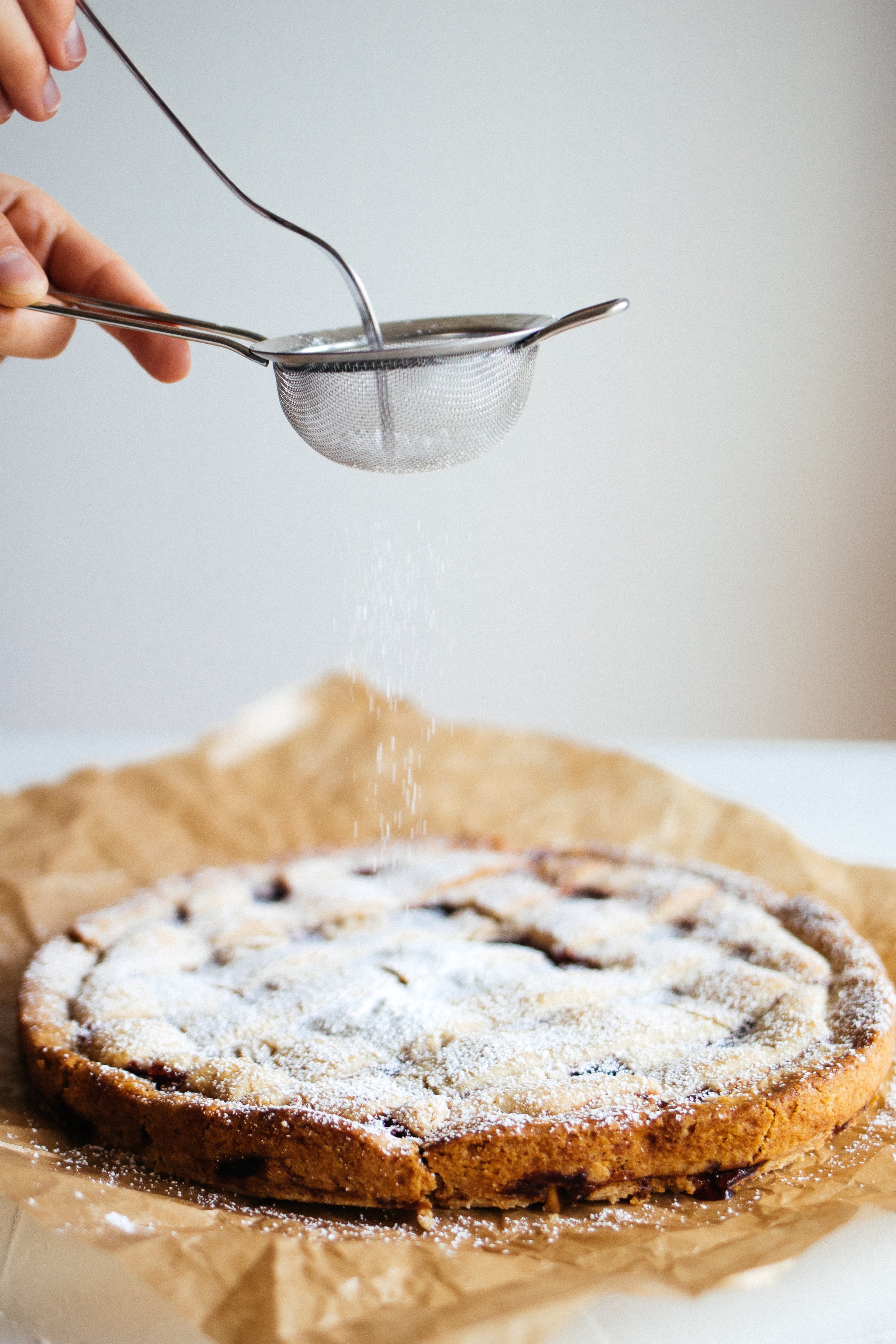 Puderzucker auf der veganen Linzer Torte