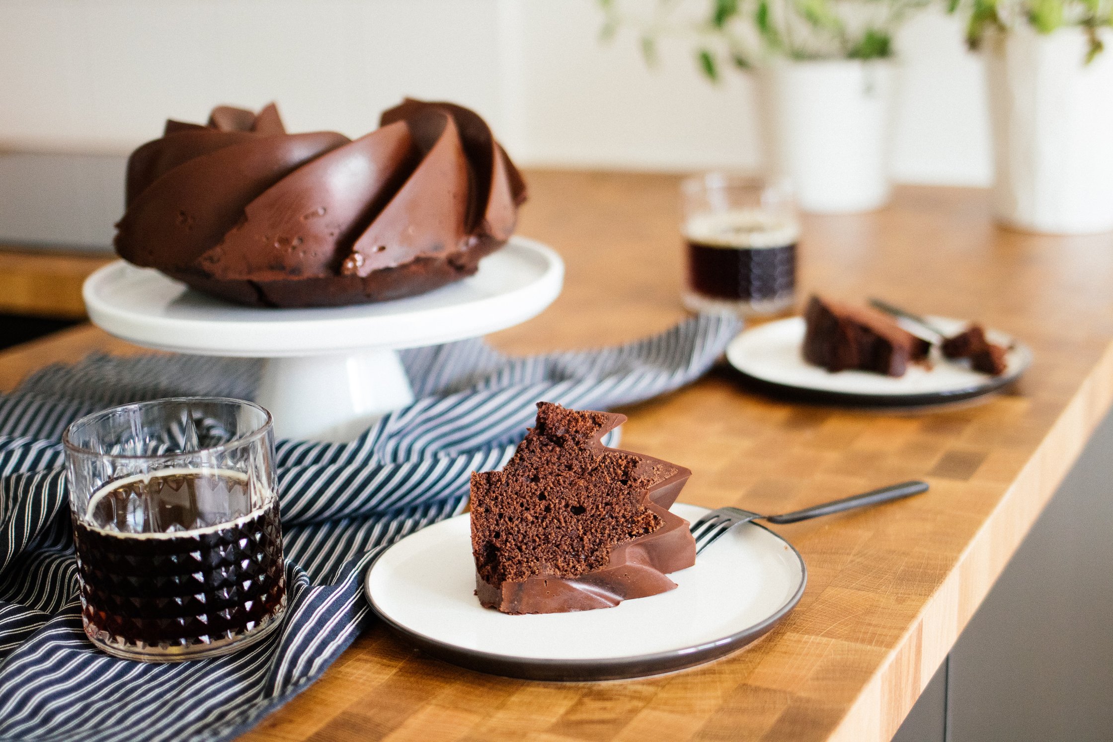 ein Stück veganer Colakuchen auf einem weißen Teller