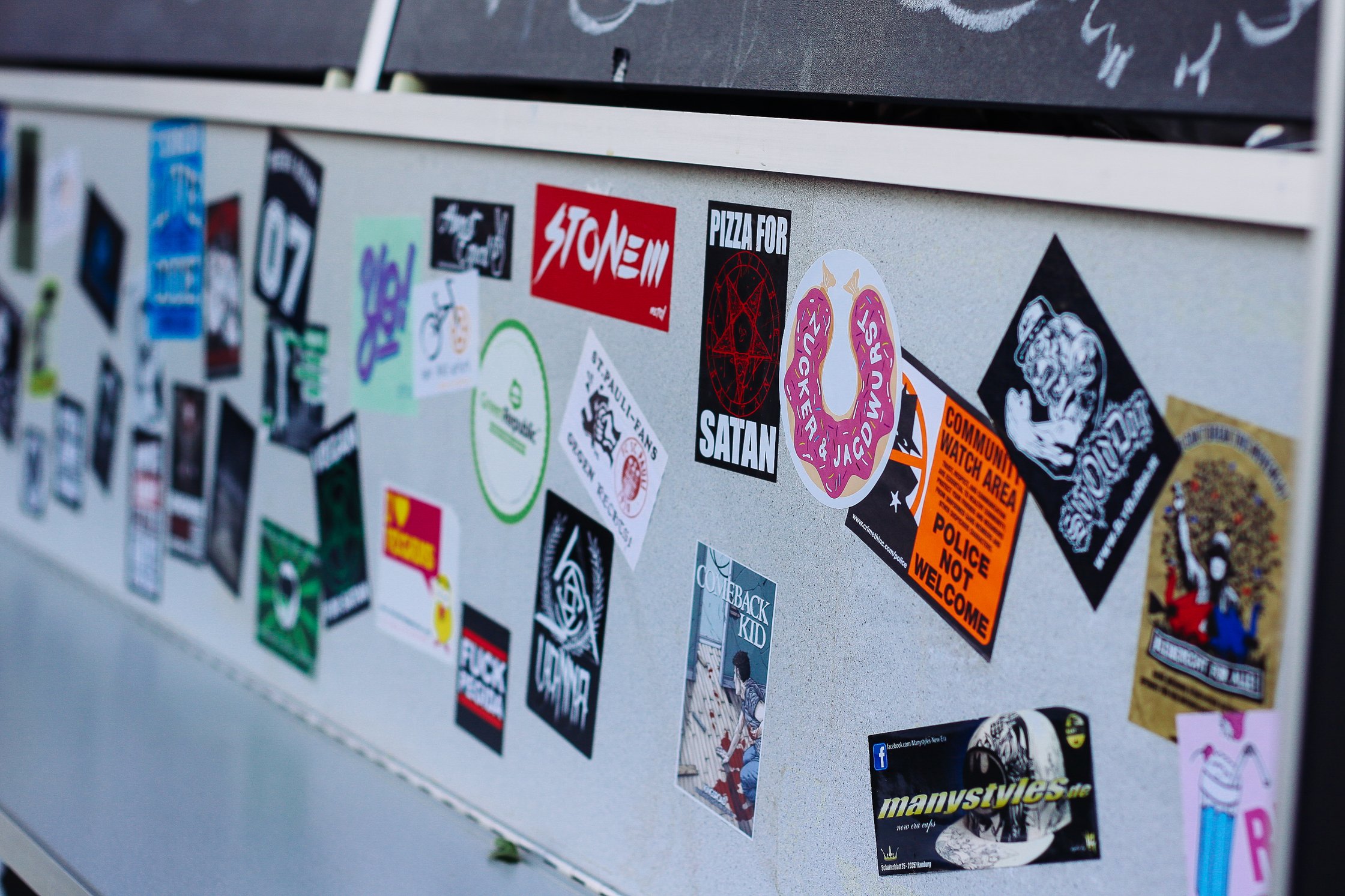 Zucker&Jagdwurst Sticker klebt auf einem Foodtruck