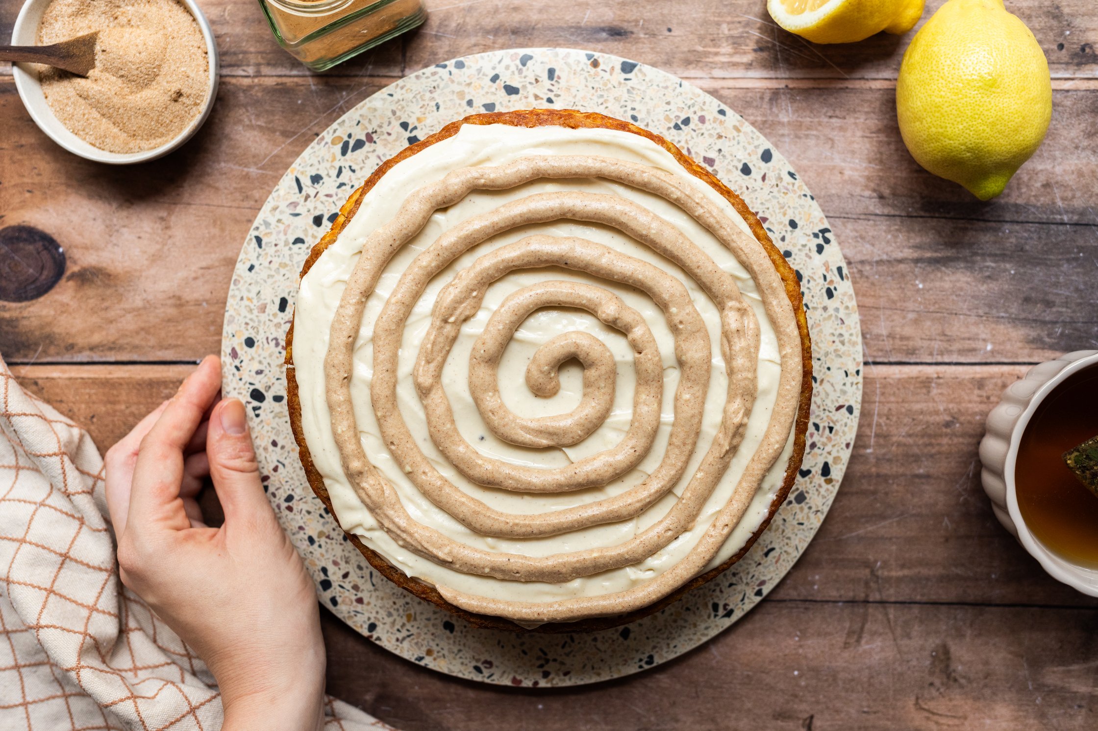 The cover picture shows the cake with frosting from above.