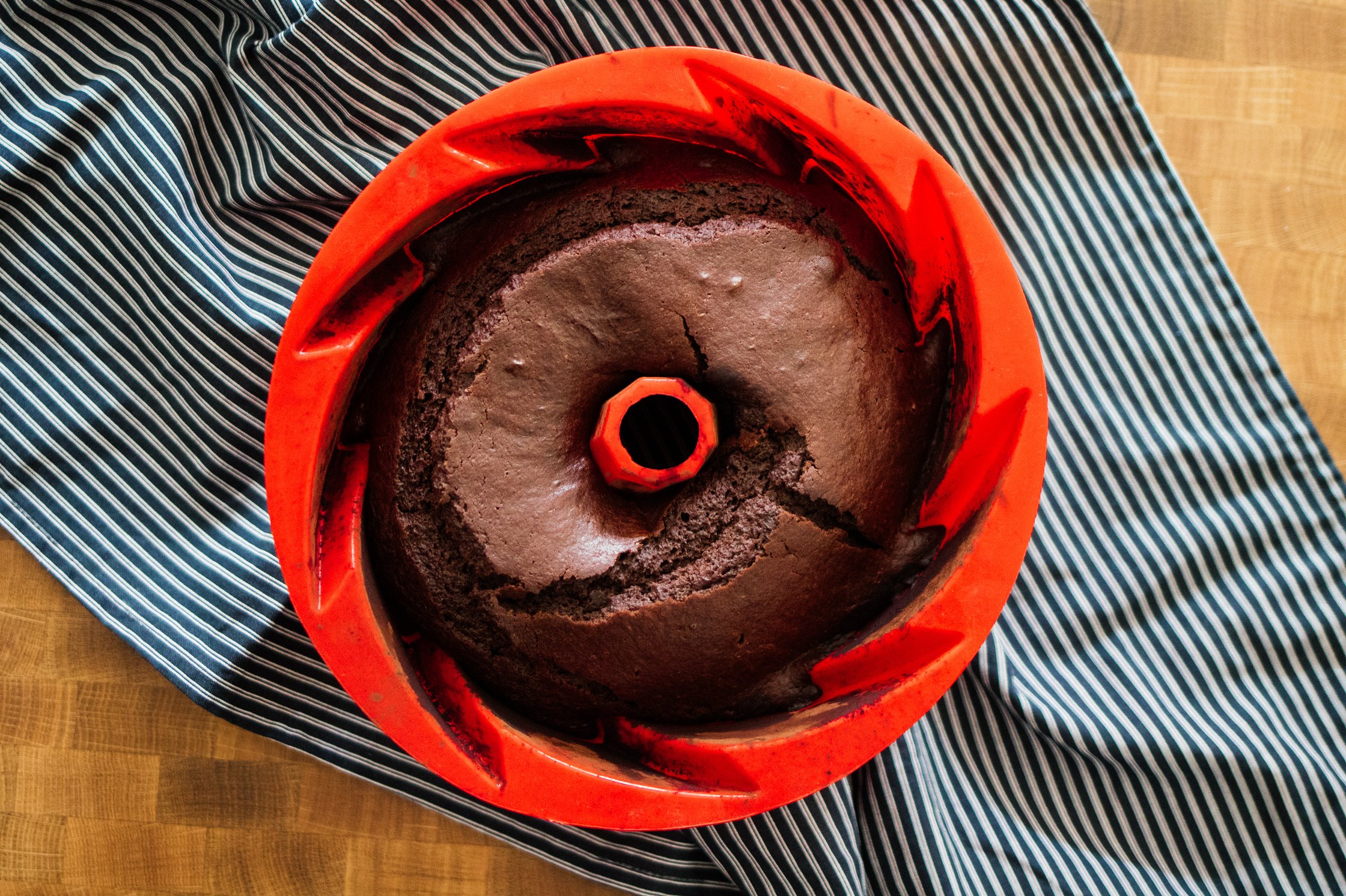 veganer Schokoladenkuchen in einer Silikonform