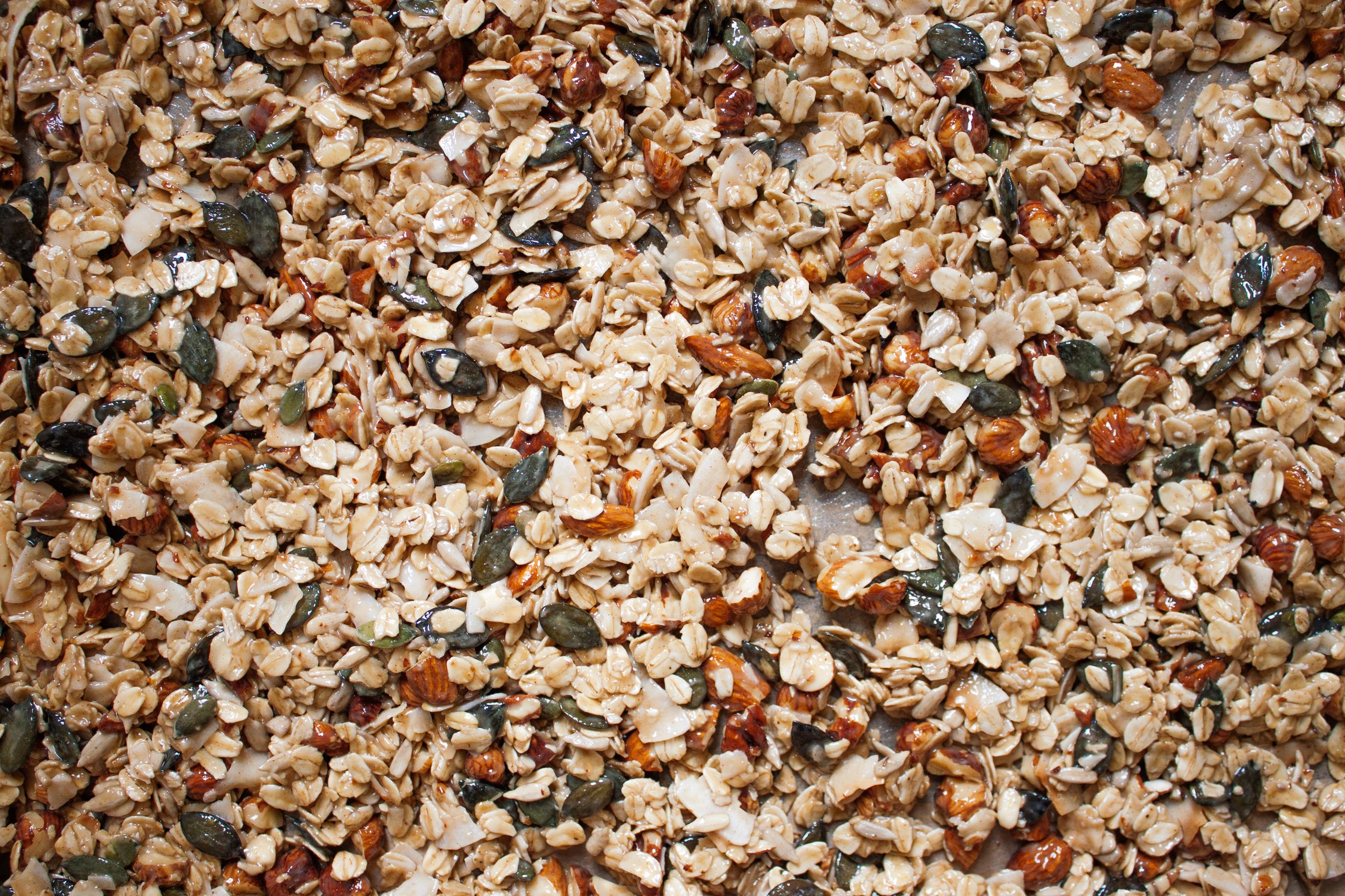 tahini granola auf dem backblech vor dem backen
