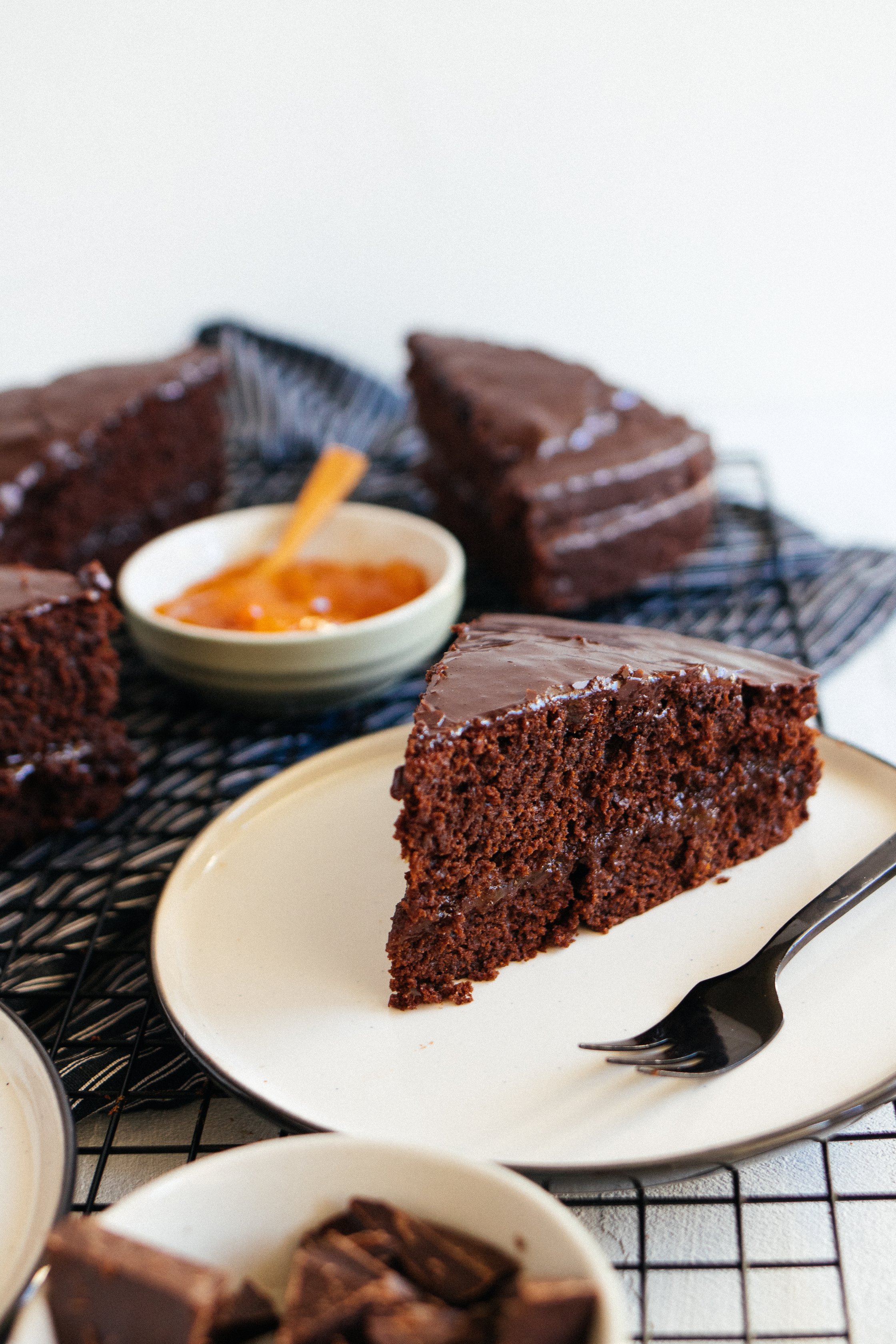 vegane Sachertorte auf einem Teller