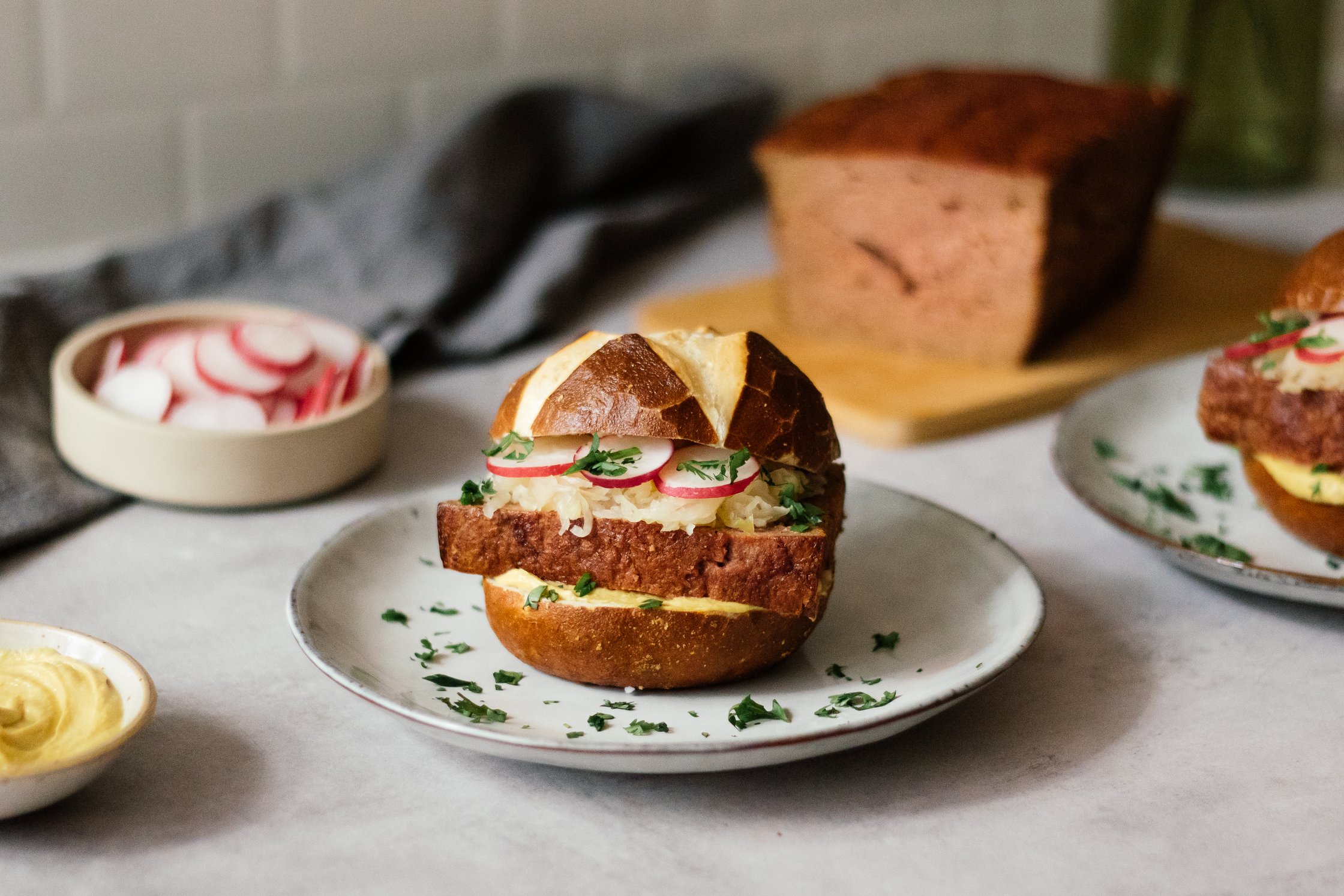vegane Leberkäse-Brötchen mit Krautsalat und Senf