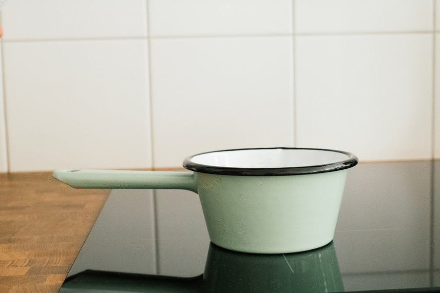 vegane Hafermilch wird in einen Topf gegeben