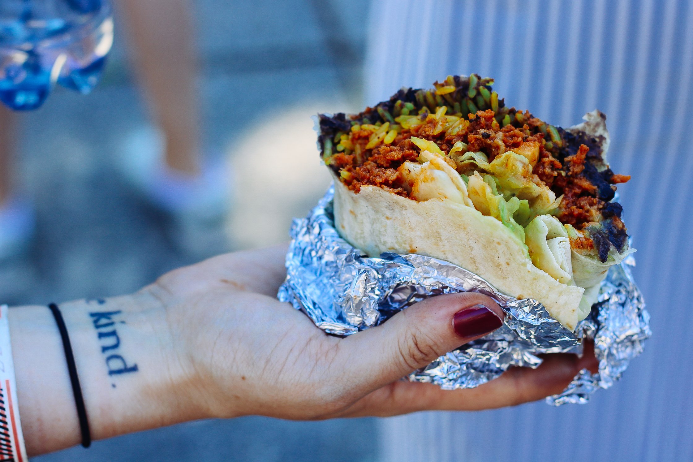 Hand hält Burrito