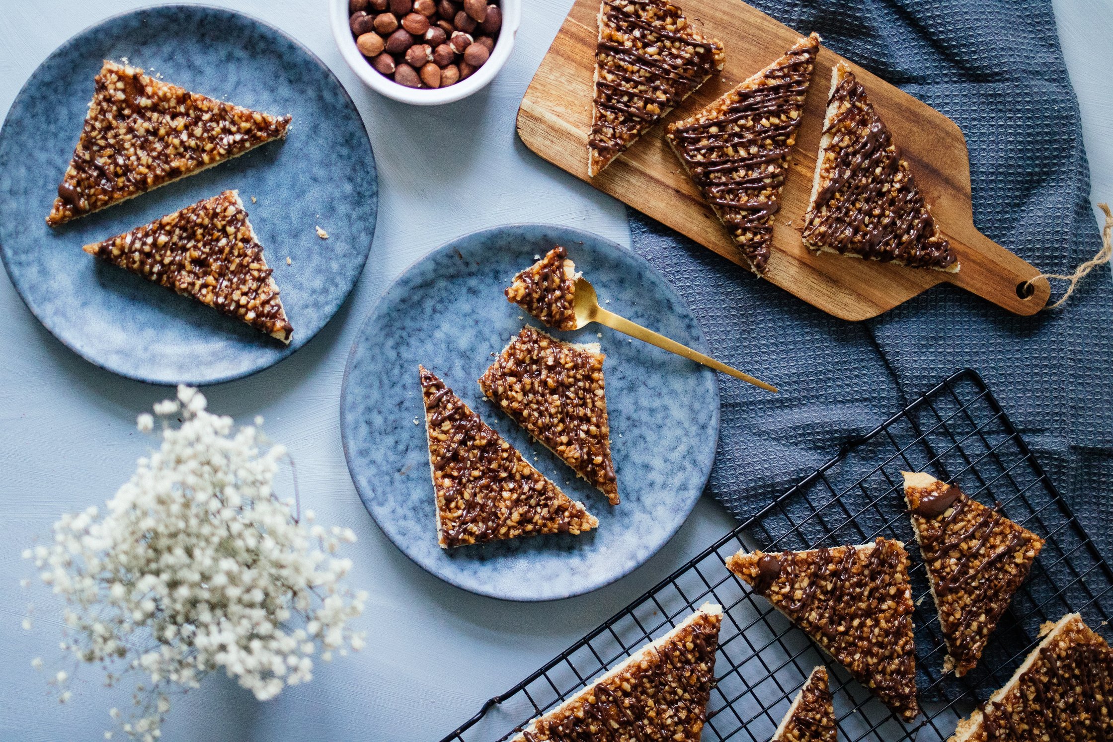Vegane Nussecken angerichtet auf einem Tisch