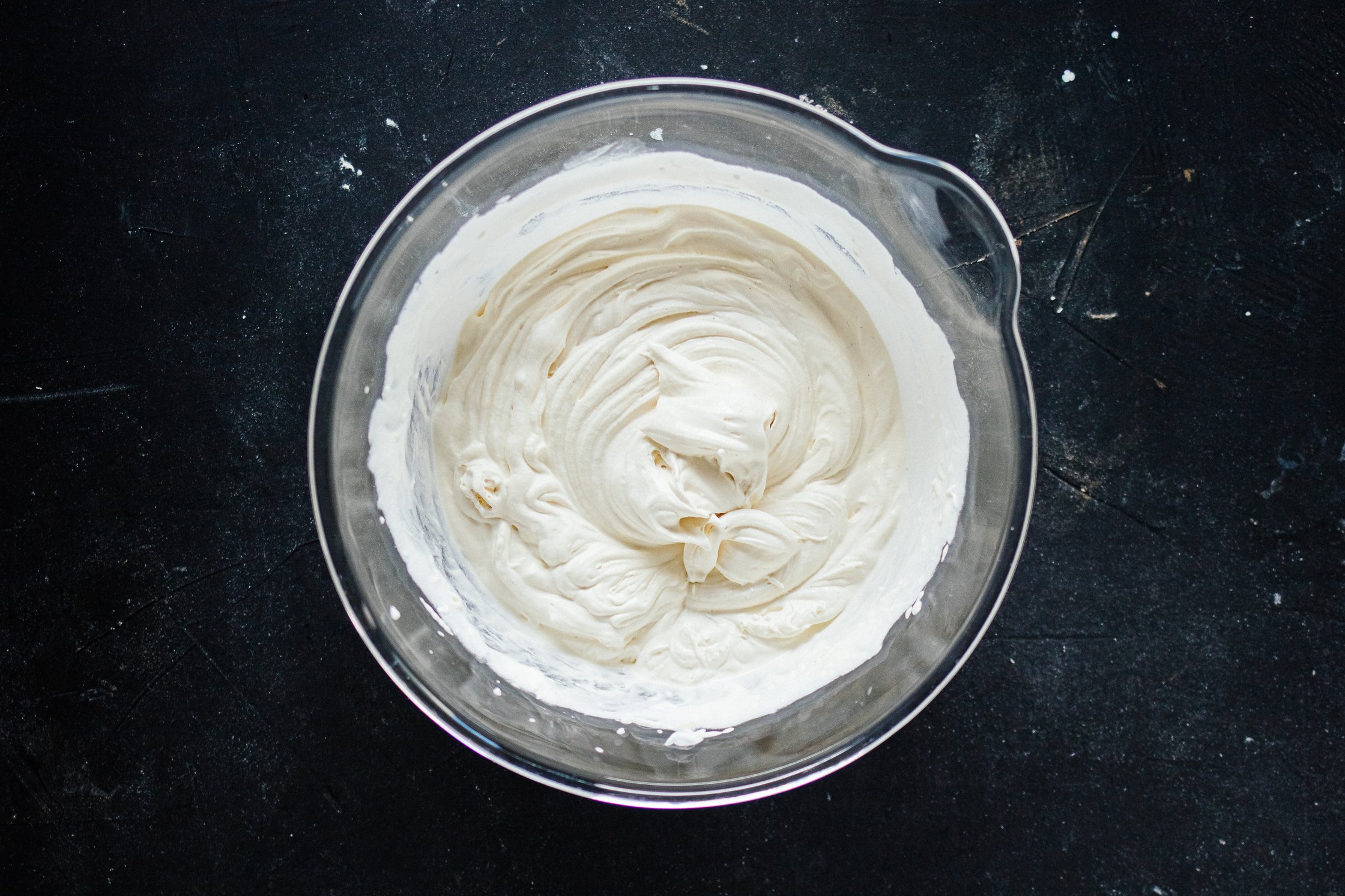 vegane Schlagsahne und Eis vermischt