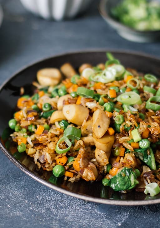 Fried rice with oyster mushrooms