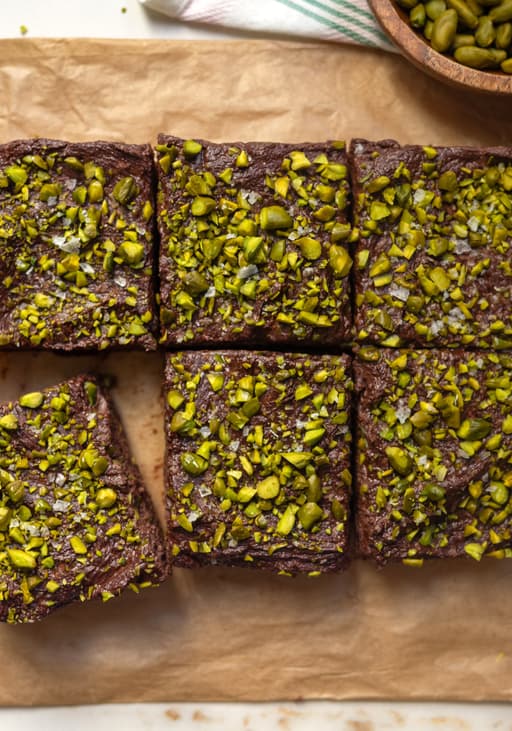 No-Bake Dattel-Schoko-Brownies mit Pistazien