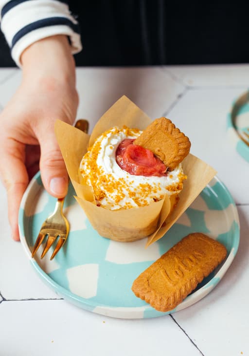 Vegane Rhabarber-Muffins mit Creme & Kompott