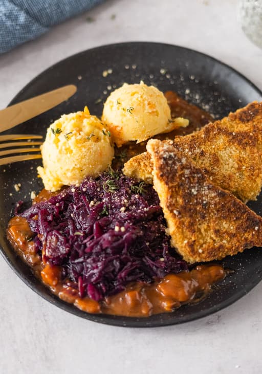 Tofu with vegan Parmesancrust, Potato-Carrot-Mash and Red Cabbage