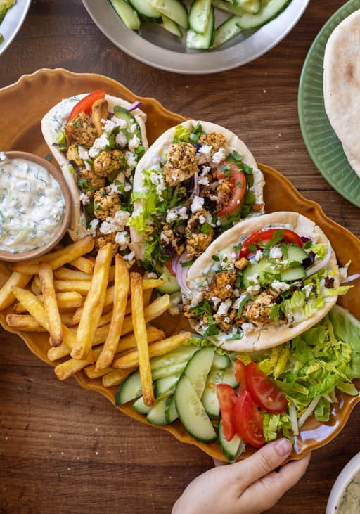 Tofu-Gyros Pita mit selbstgemachtem veganen Tzatziki