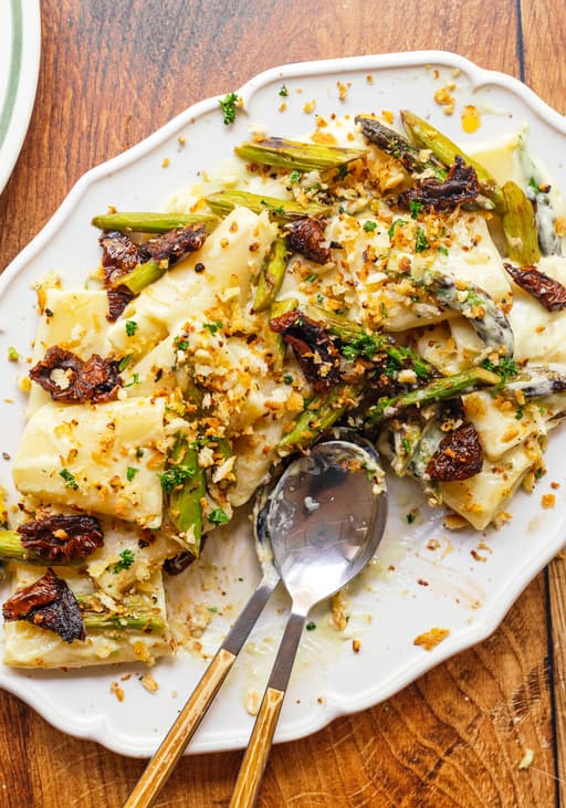 Vegane Pasta Hollandaise mit Spargel und „Speck“