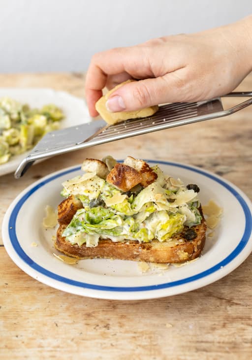 Herzhafte Arme Ritter mit veganem Caesar Salad