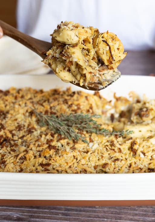 Herbstlicher Tortellini-Auflauf mit karamellisierten Zwiebeln