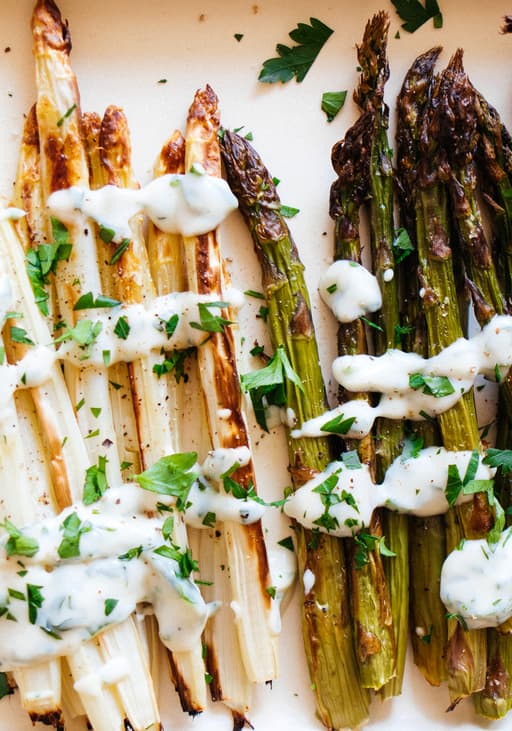 Gebackener Spargel mit veganer Kräuter-Hollandaise