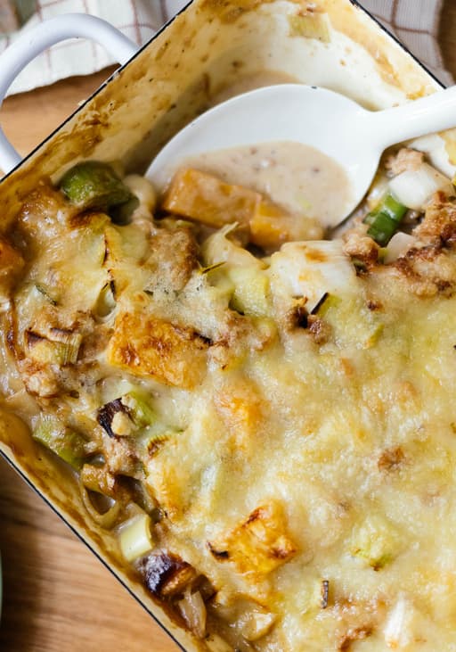 Veganer Hack-Käse-Lauch-Auflauf mit Steckrüben
