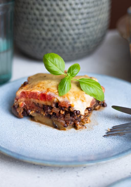 Veganes Moussaka mit Belugalinsen