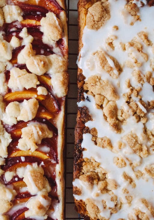 Puff pastry crumble cakes