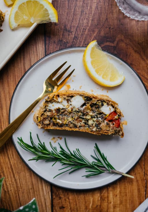 Veganer Blätterteigstrudel mit Gemüse-Hack-Füllung
