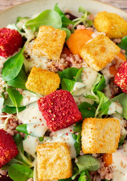 Panierter, knuspriger Tofu mit Gerstensalat